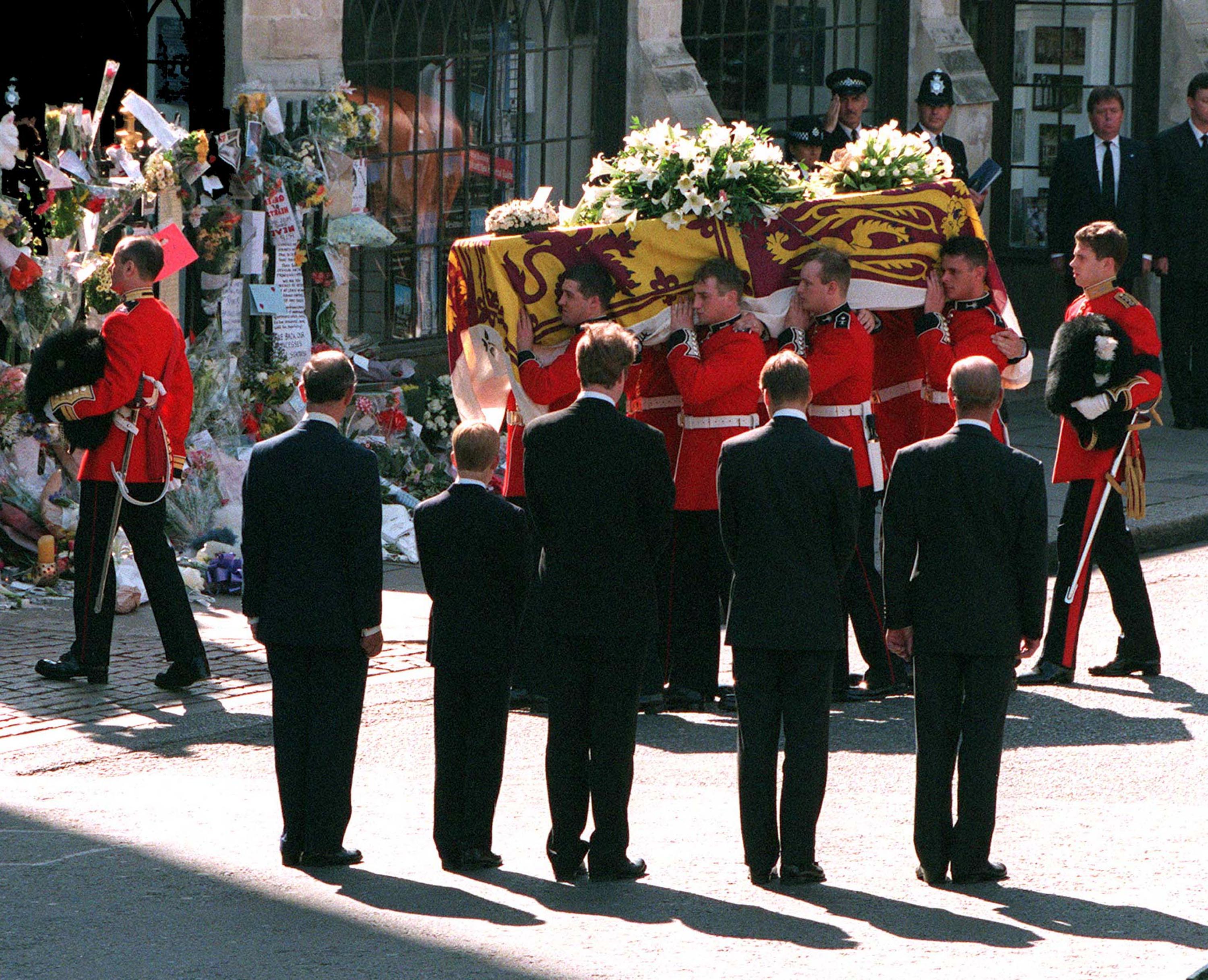 El príncipe Charles, príncipe de Gales, el príncipe Harry, el conde Spencer, el príncipe William y el príncipe Philip, duque de Edimburgo, durante el funeral de Diana, Princesa de Gales, el 6 de septiembre de 1997 en la Abadía de Westminster, Londres | Fuente: Getty Images