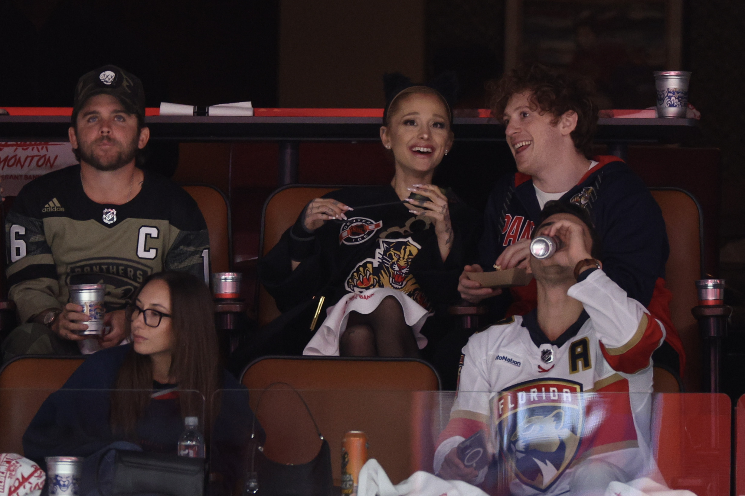 Ariana Grande y Ethan Slater miran antes del Primer Partido de la Final de la Copa Stanley 2024 entre los Florida Panthers y los Edmonton Oilers el 8 de junio de 2024 | Fuente: Getty Images