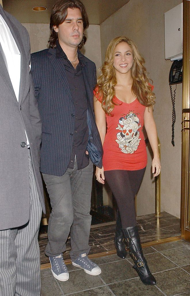 Shakira y Antonio de la Rúa salen de un hotel en Midtown el 29 de septiembre de 2007 en Nueva York. | Fuente: Getty Images
