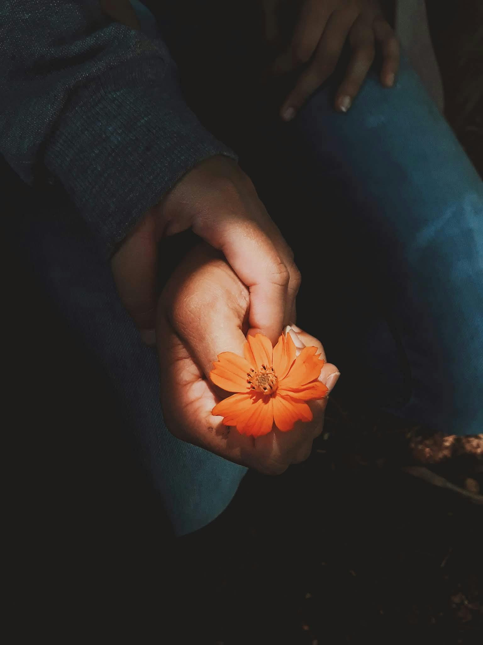 Hombre y mujer cogidos de la mano | Fuente: Pexels