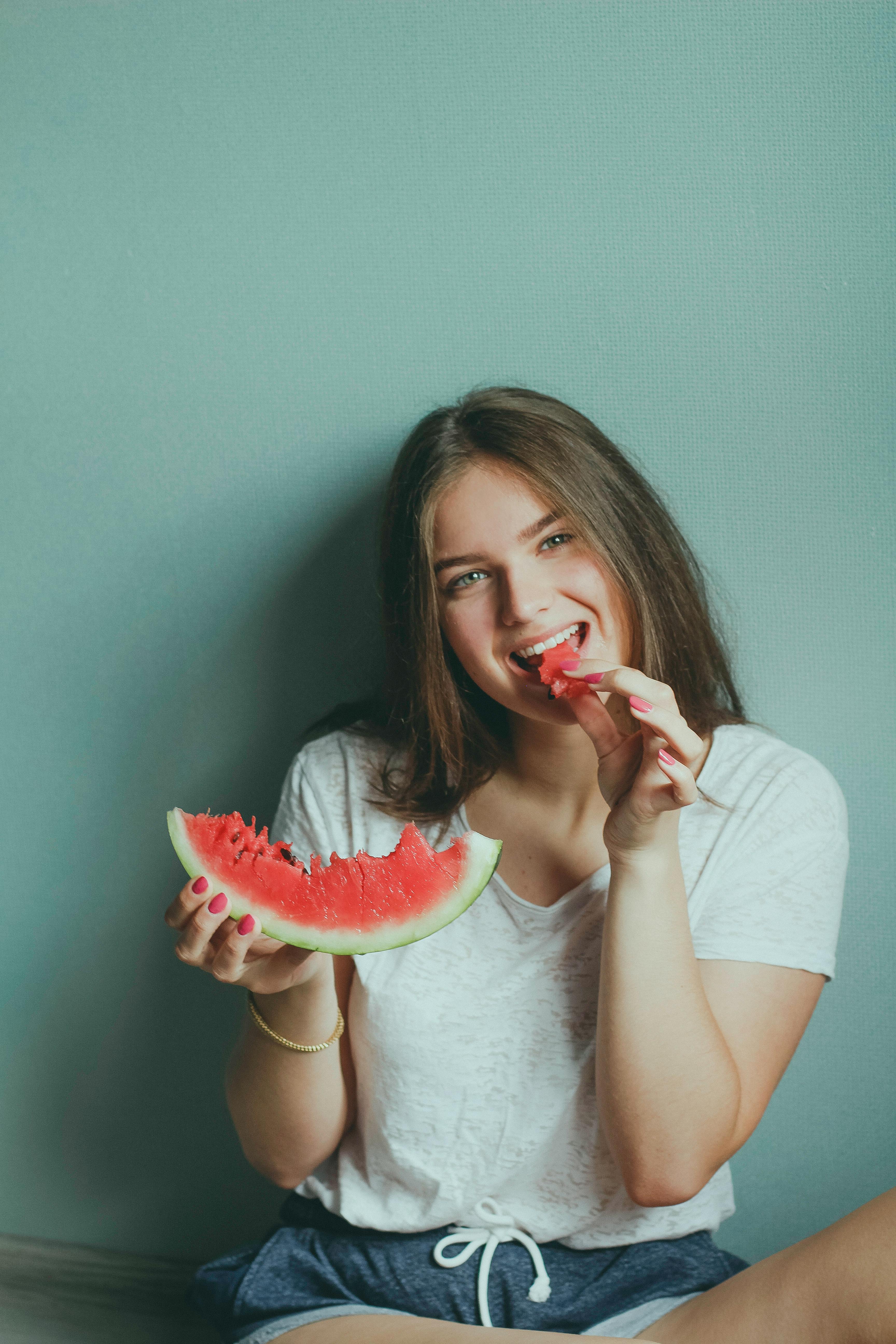 Una chica comiendo sandía | Fuente: Pexels