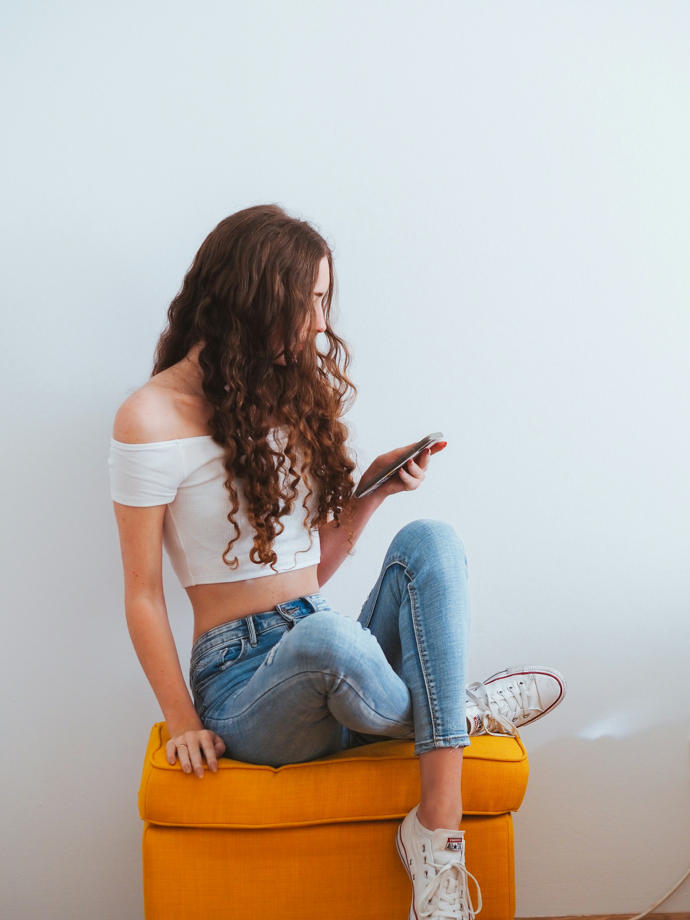 Una joven sosteniendo su teléfono | Fuente: Unsplash