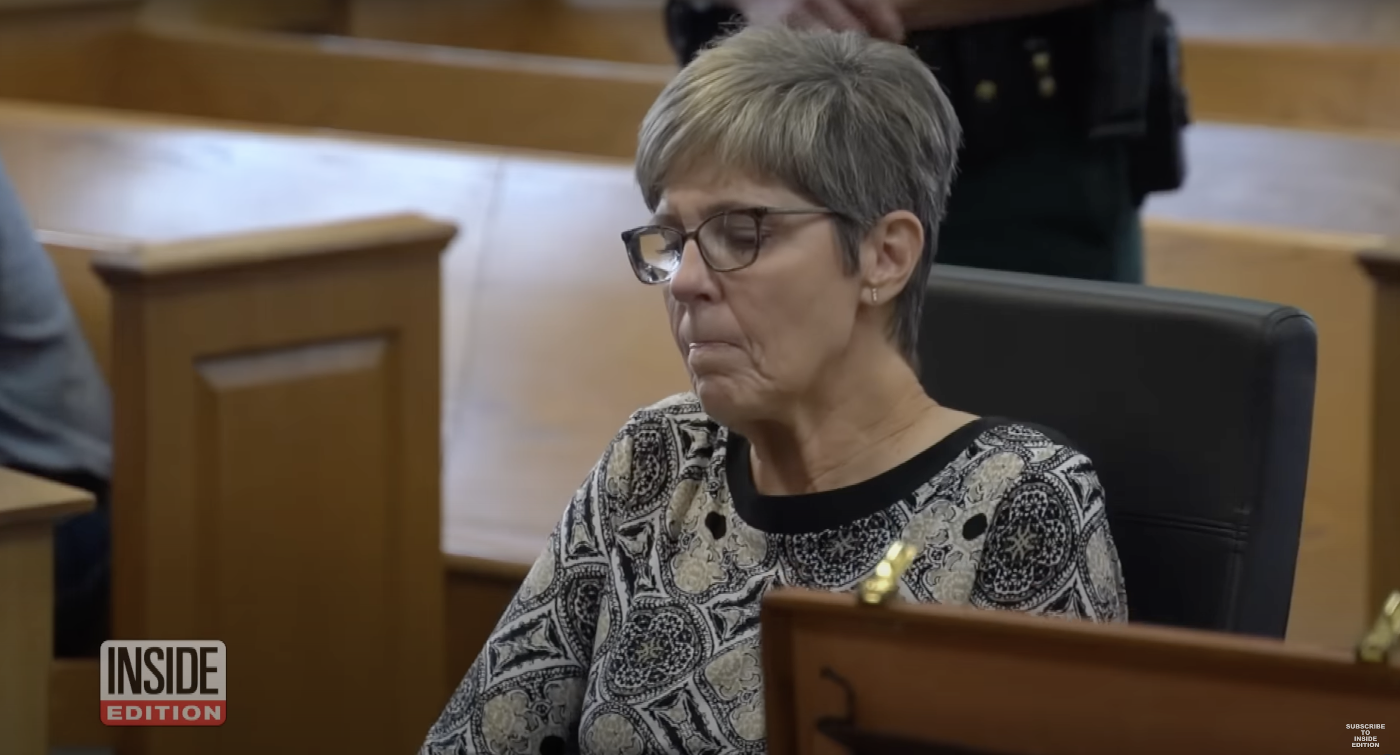 Tracey Nix aparece sentada en la sala del tribunal | Foto: YouTube.com/Inside Edition