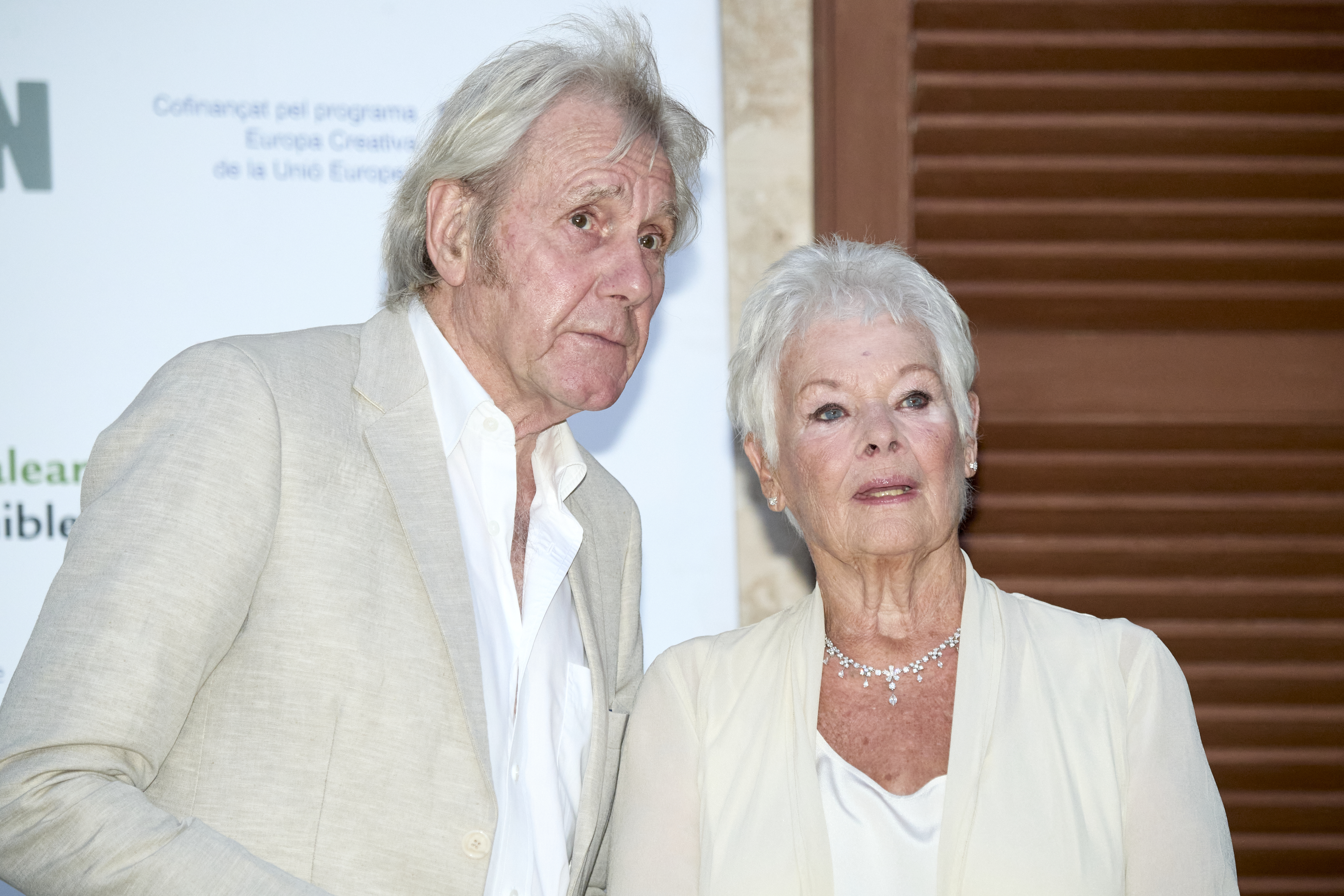 David Mills y Dame Judi Dench en la ceremonia de clausura del Festival de Cine de Mallorca Atlántida 2021 | Fuente: Getty Images