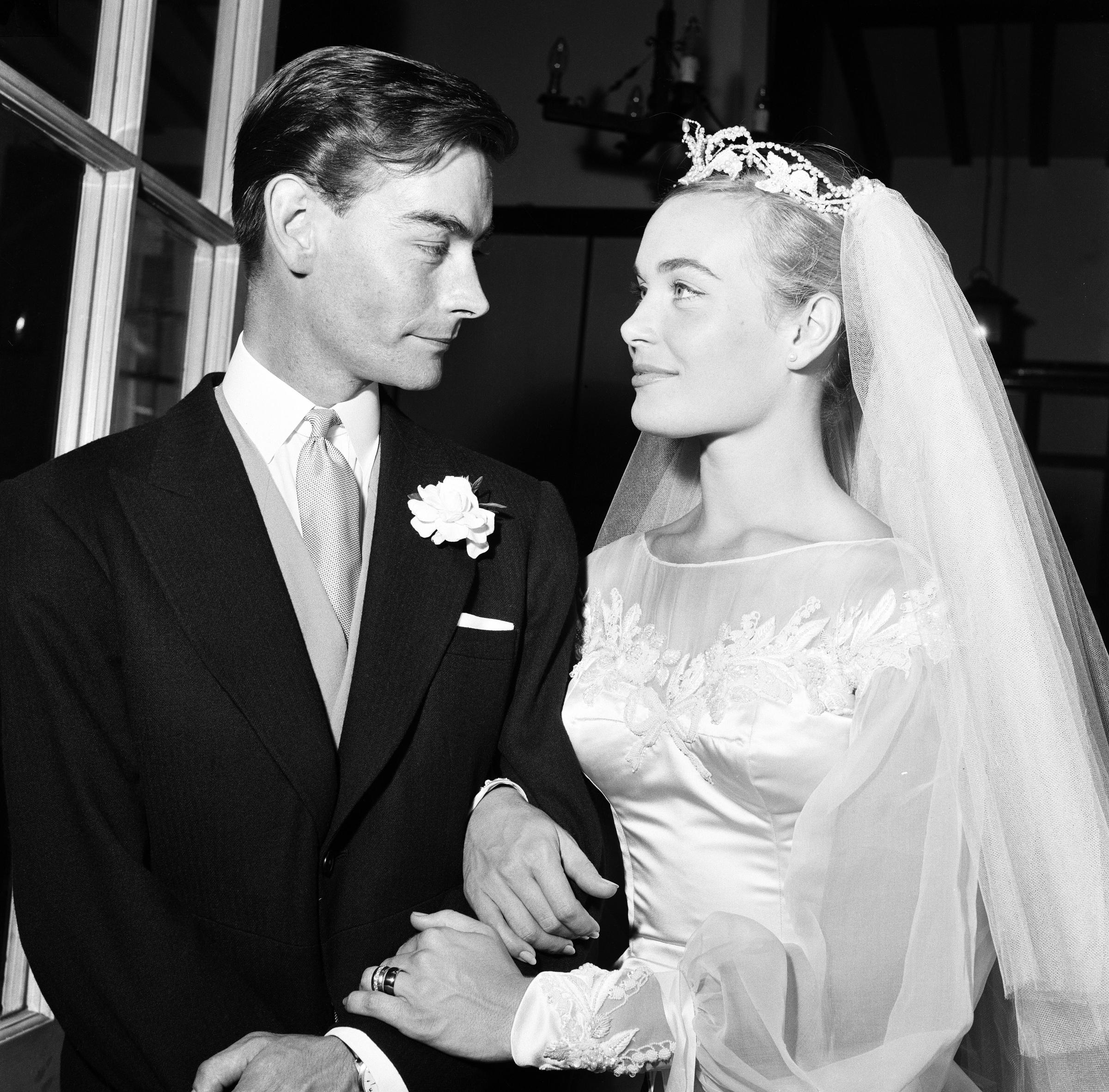 Colin Lenton Rowe y Shirley Eaton se casaron en St Mary's, Kenton, Middlesex, el 5 de agosto de 1957. | Fuente: Getty Images