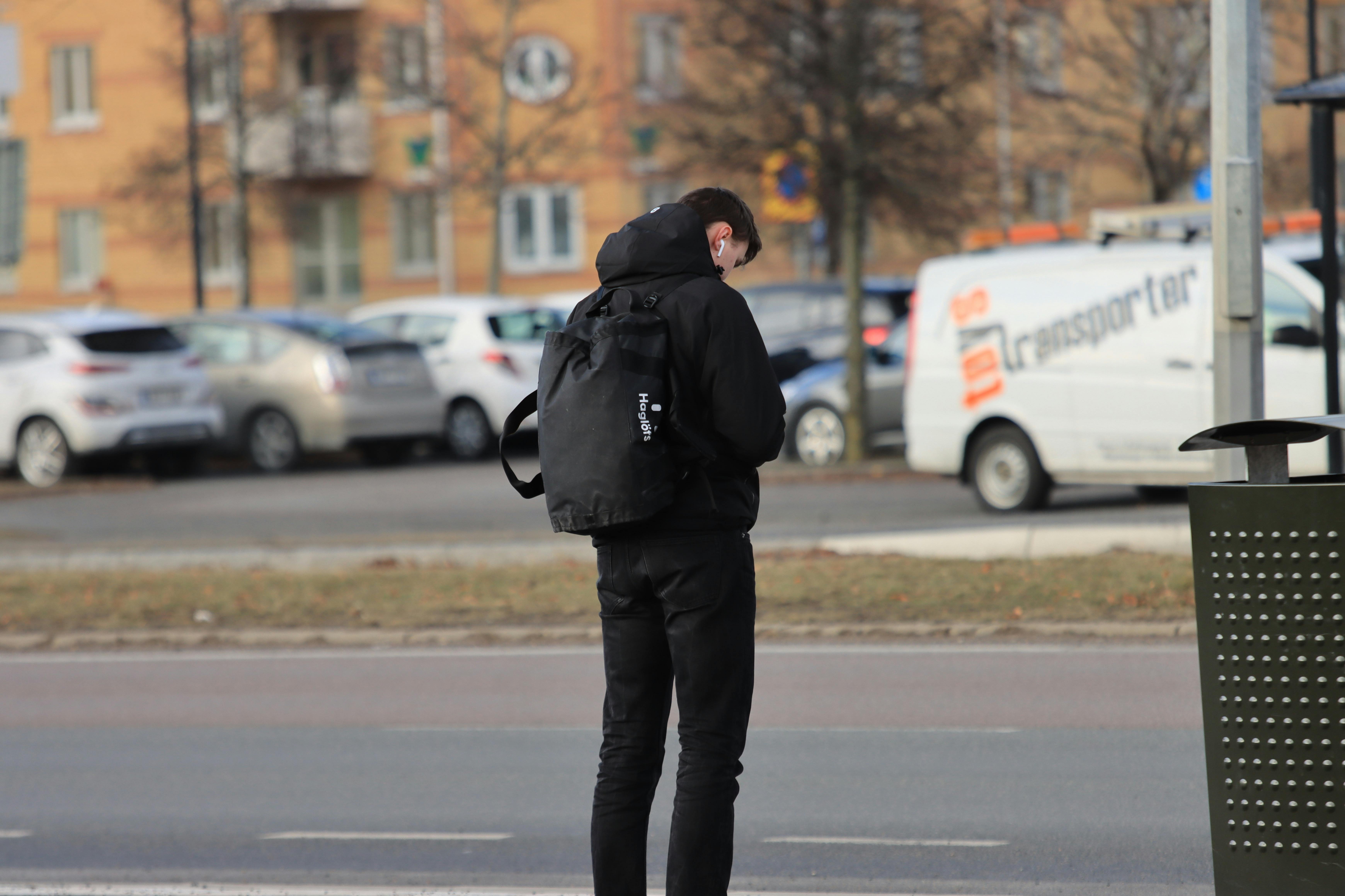 Hombre en una parada de autobús | Fuente: Pexels