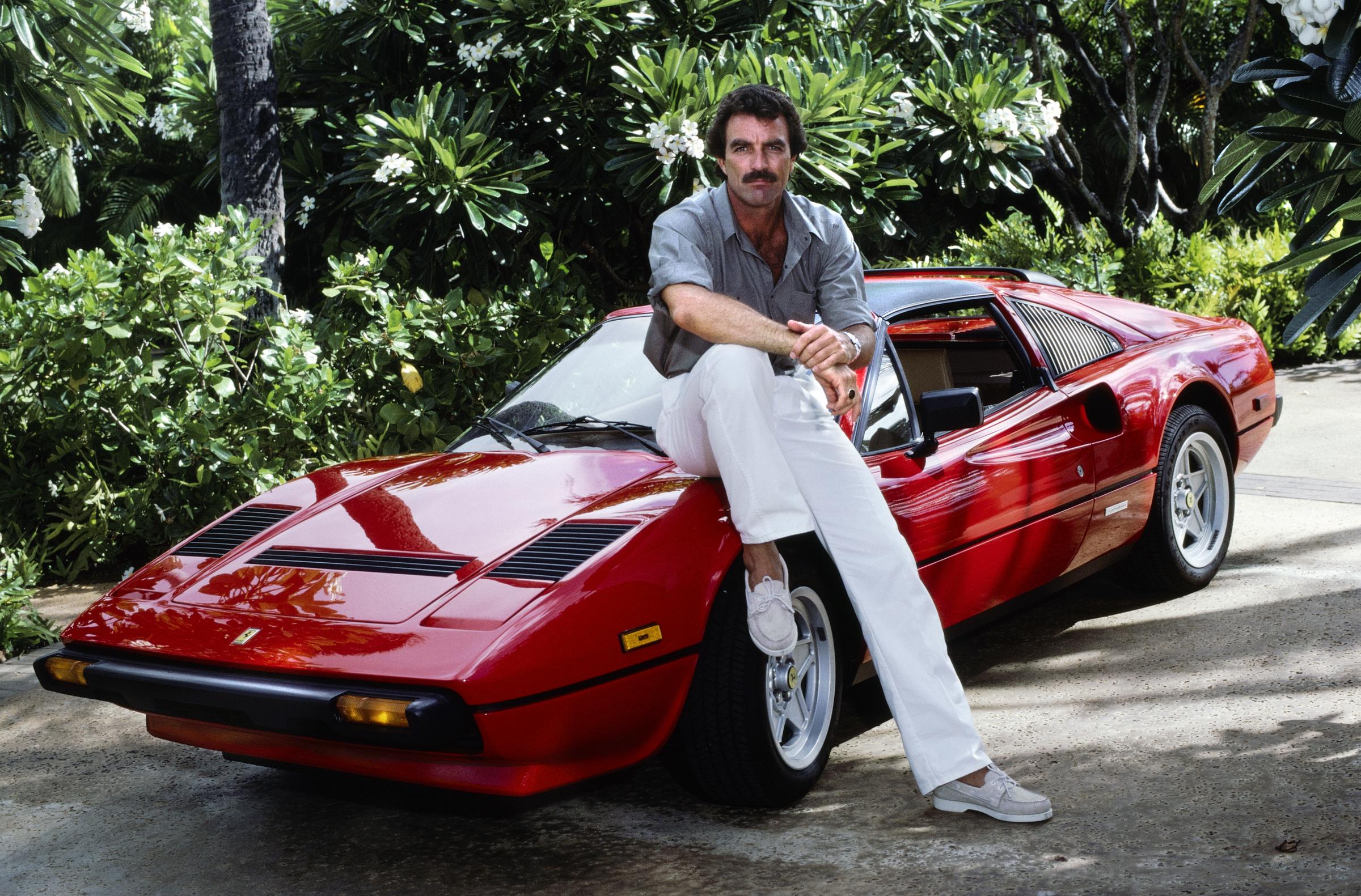 Tom Selleck en el plató de "Magnum, P.I.", 1982 | Fuente: Getty Images