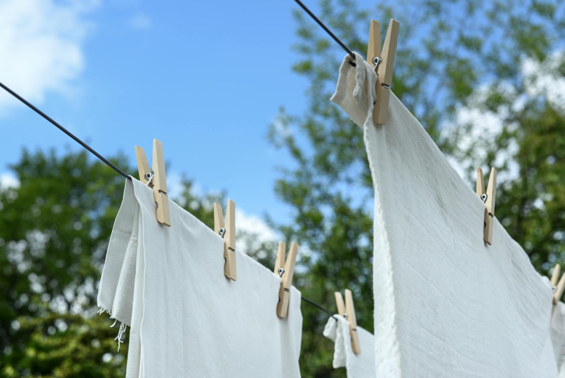 Ropa colgada en un tendedero | Fuente: Pexels