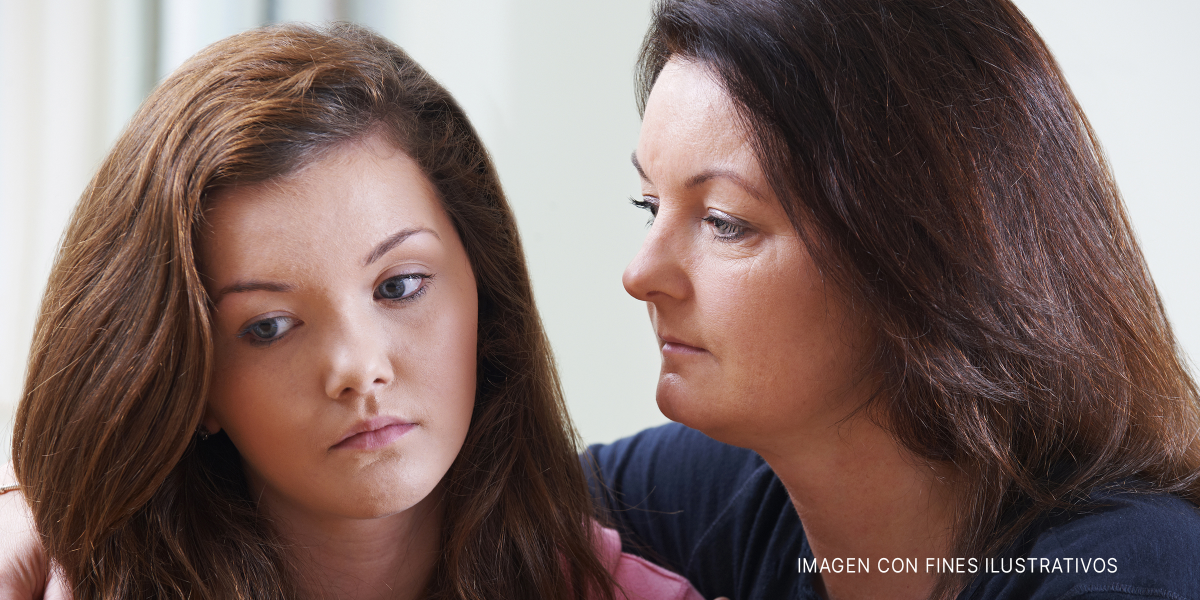 Madre consolando a su hija adolescente | Foto: Shutterstock