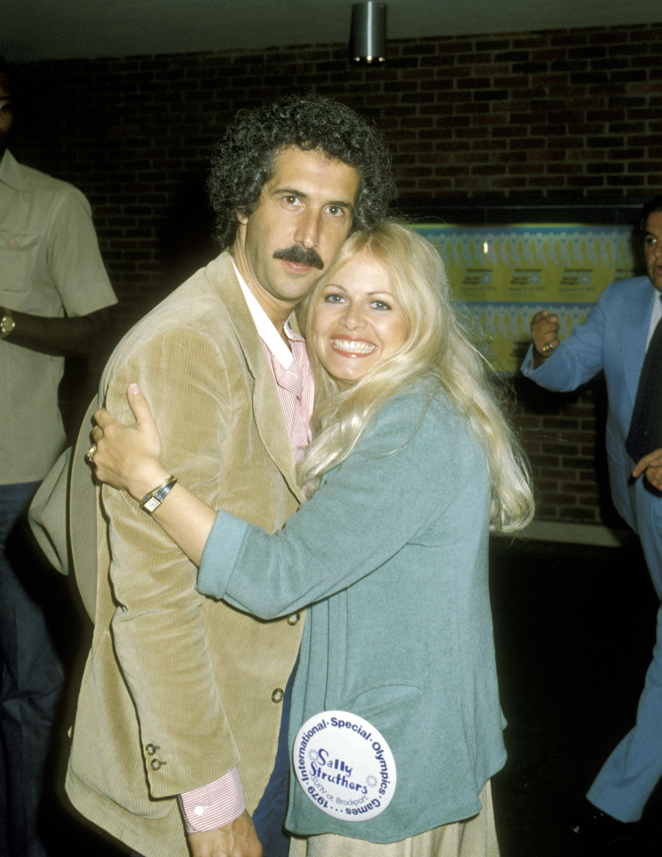 Sally Struthers y su marido William Rader durante las Olimpiadas Especiales de 1979 en el campus SUNY Brockport de Brockport en Nueva York | Fuente: Getty Images