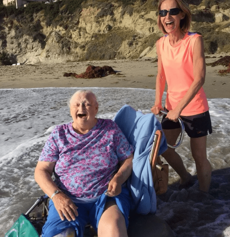 Una mujer riendo en el océano con su abuela. | Foto: Reddit.com/u/ecost