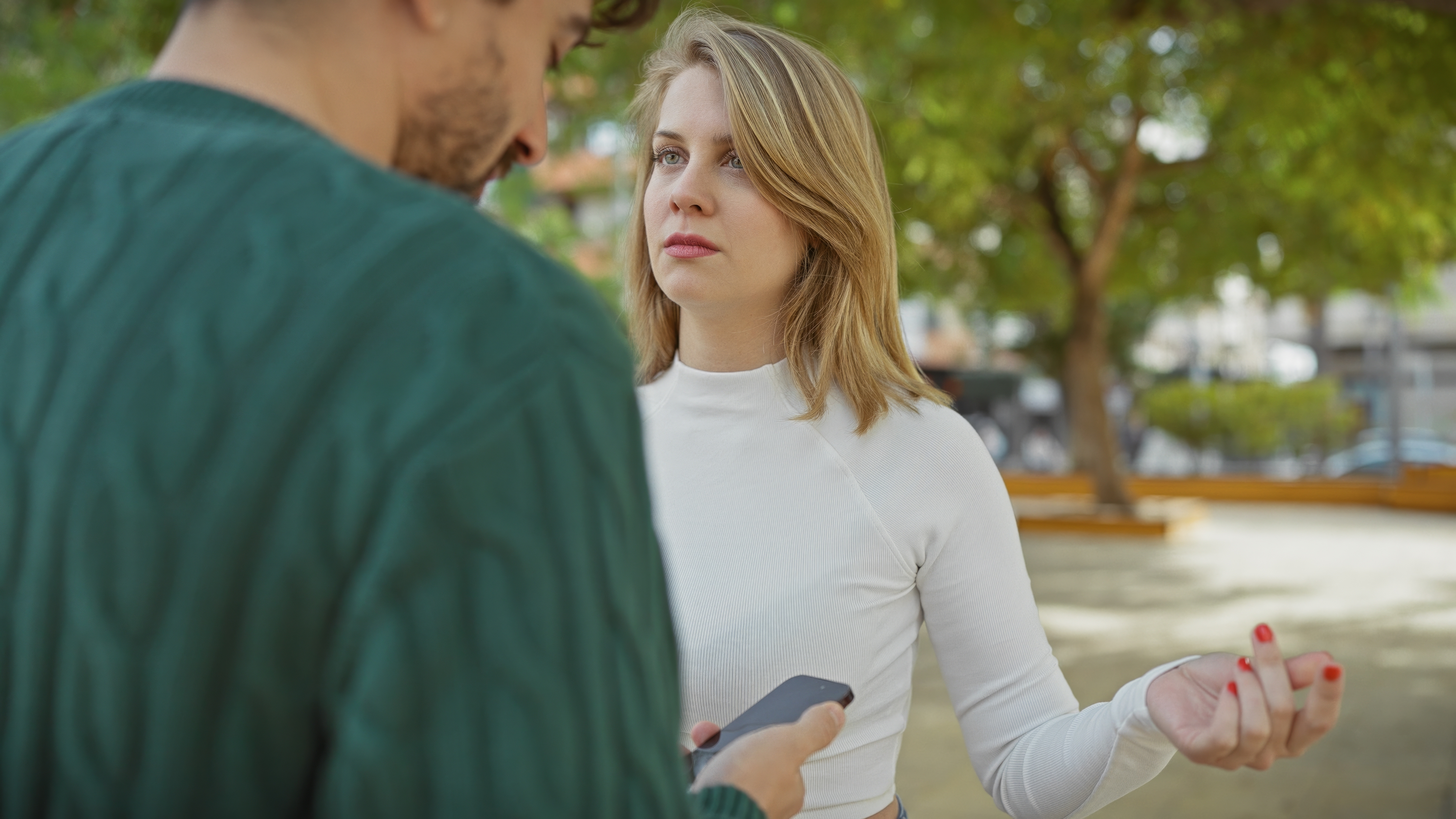 Mujer manteniendo una intensa conversación con un hombre | Fuente: Shutterstock