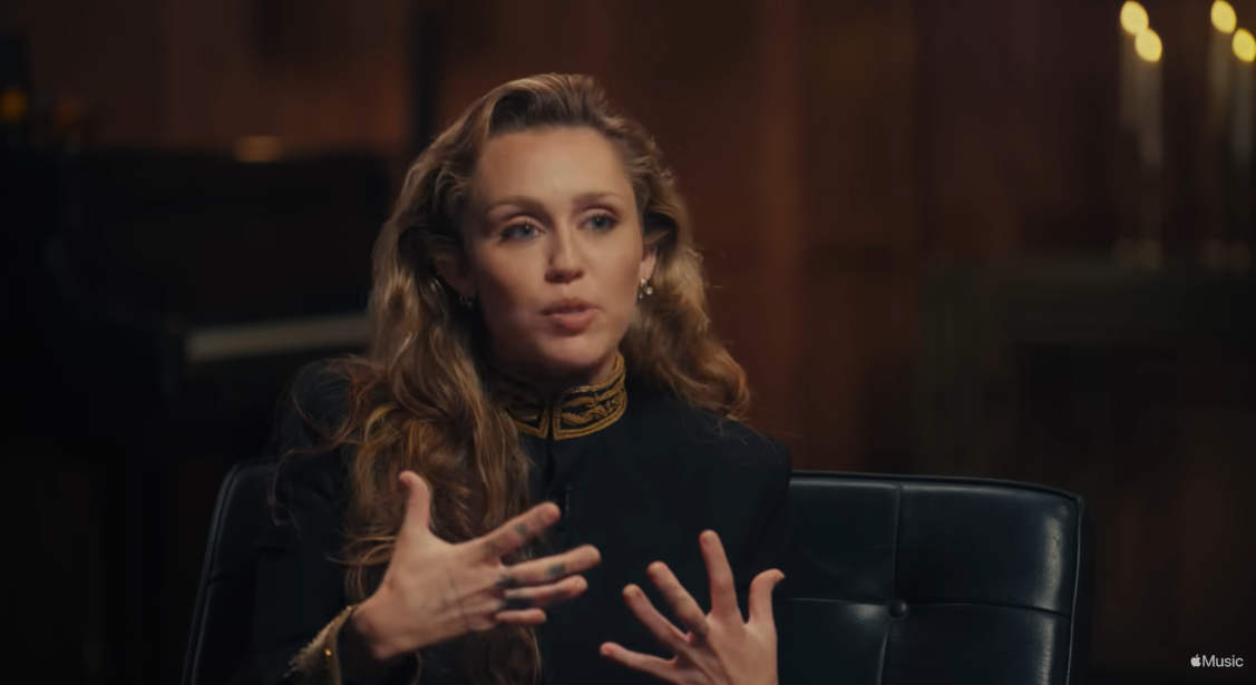 Miley Cyrus reflexiona sobre la naturaleza profundamente personal de su voz y por qué mantuvo su condición en privado durante tanto tiempo. | Fuente: YouTube/AppleMusic