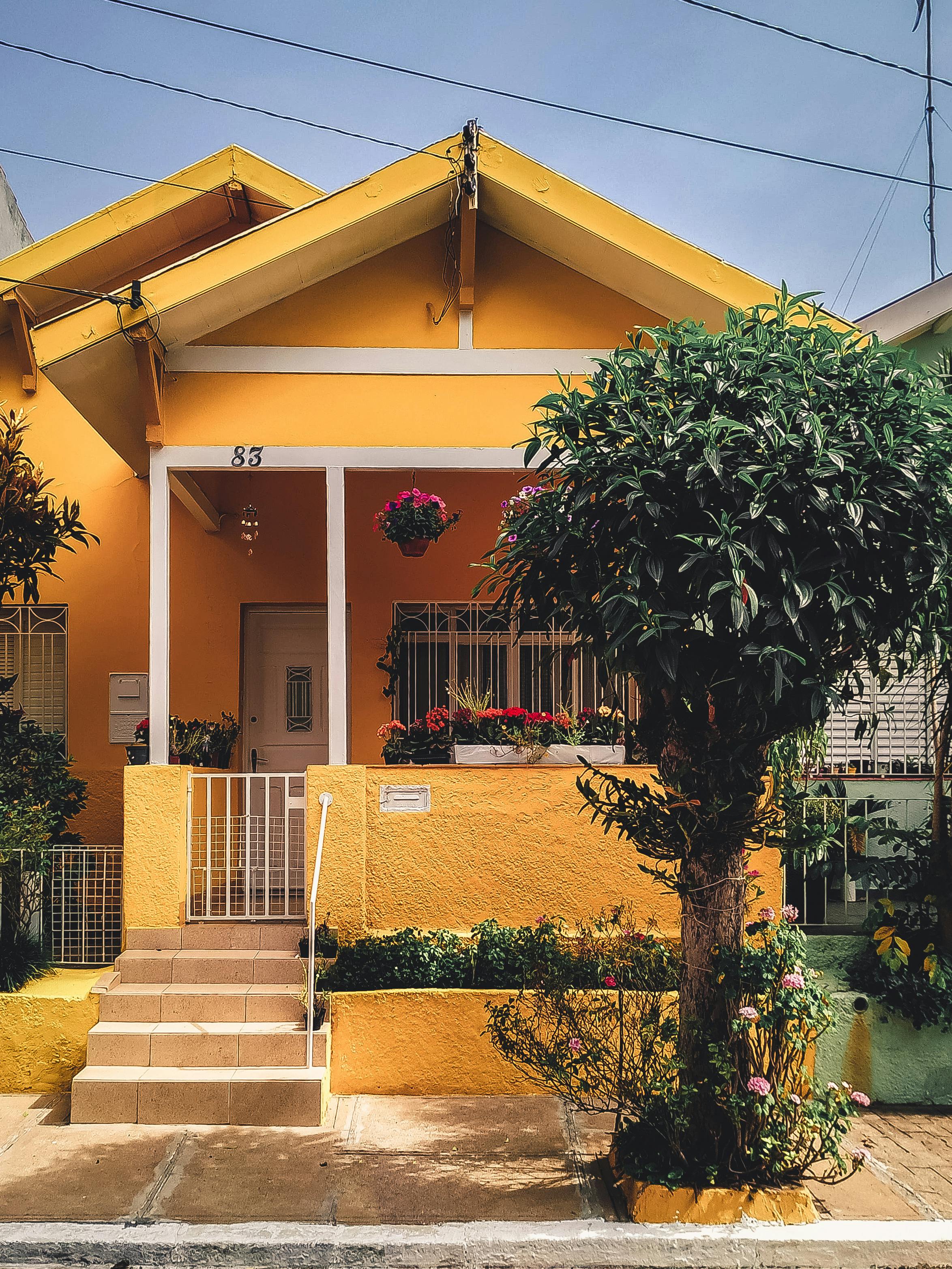 Una casa de hormigón amarillo | Fuente: Pexels