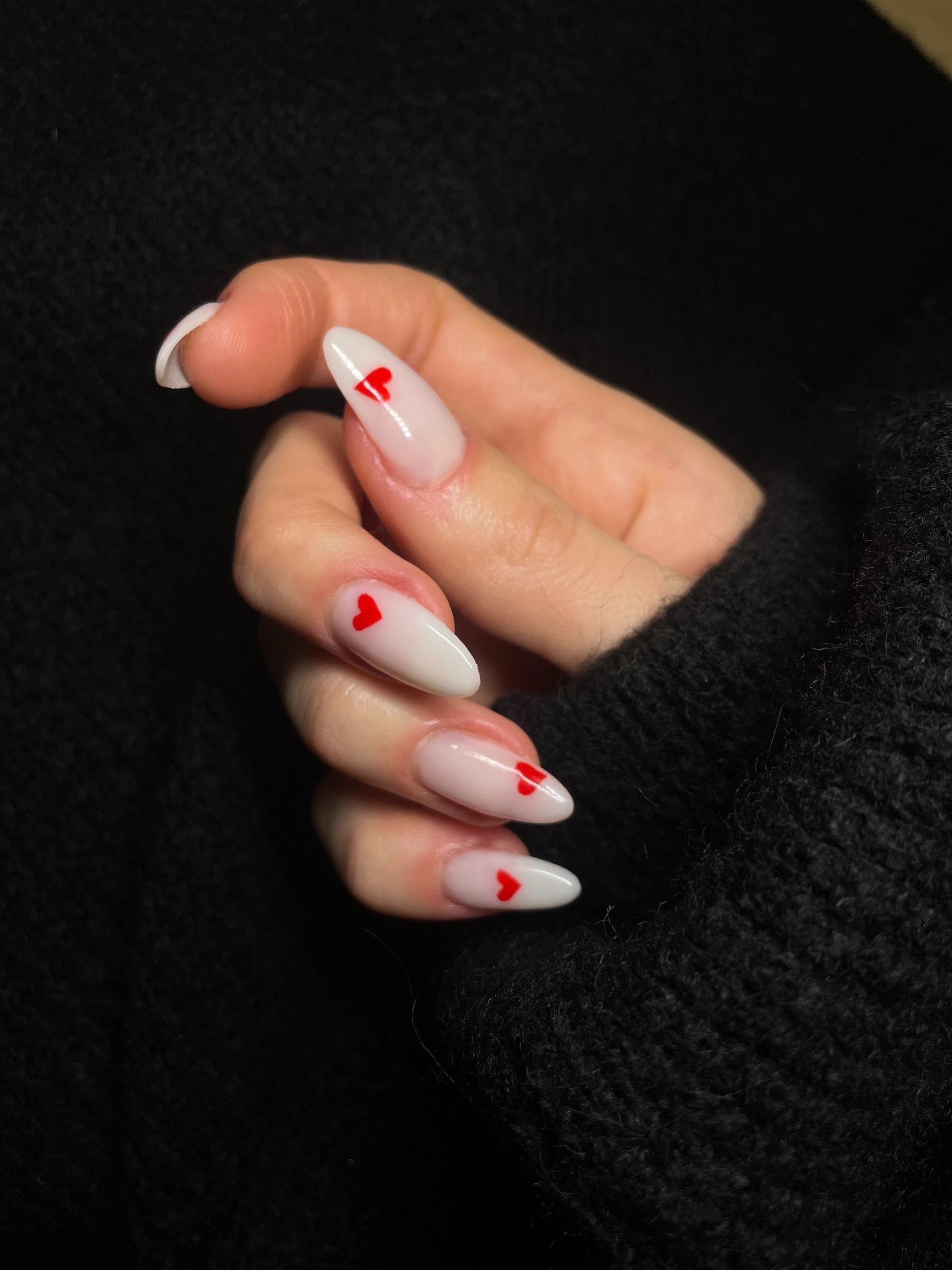 Primer plano de uñas acrílicas | Fuente: Pexels
