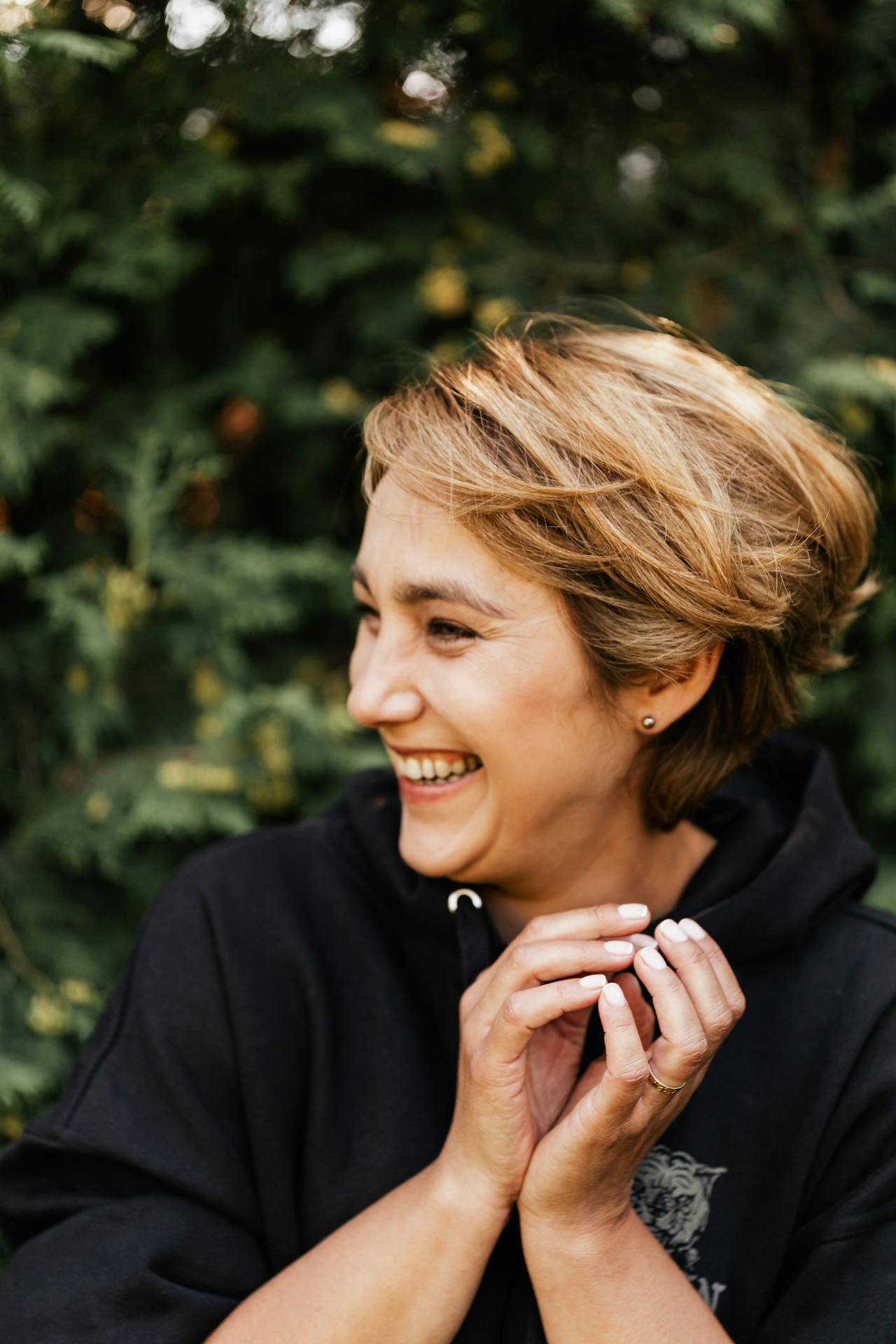 Una mujer riendo | Fuente: Pexels