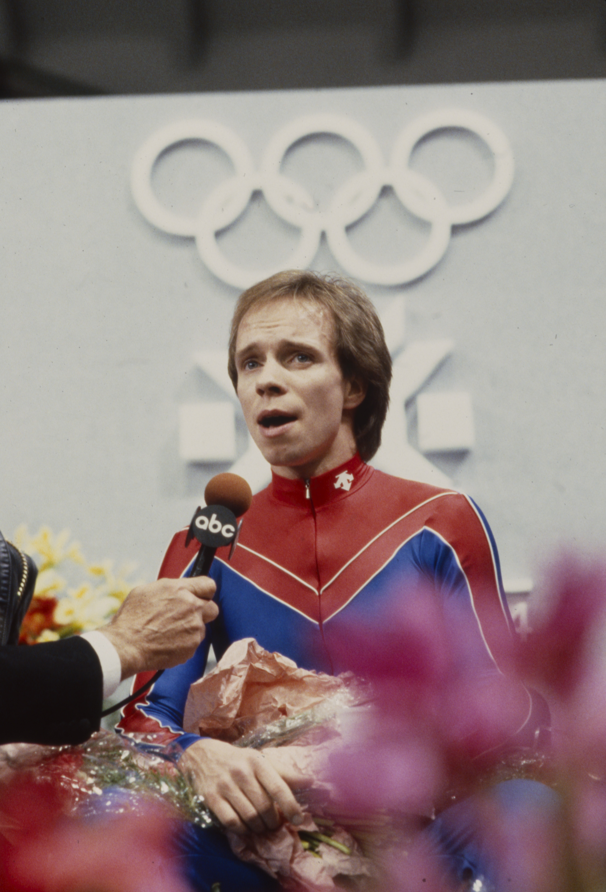Scott Hamilton tras competir en la prueba masculina de patinaje artístico en los Juegos Olímpicos de Invierno de 1984 / XIV Juegos Olímpicos de Invierno el 1 de febrero de 1984 | Foto: Getty Images