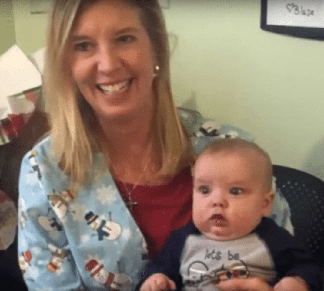 Bebé Blaze y su madre, Angela Farnan en una foto. | Foto: YouTube/Inside Edition