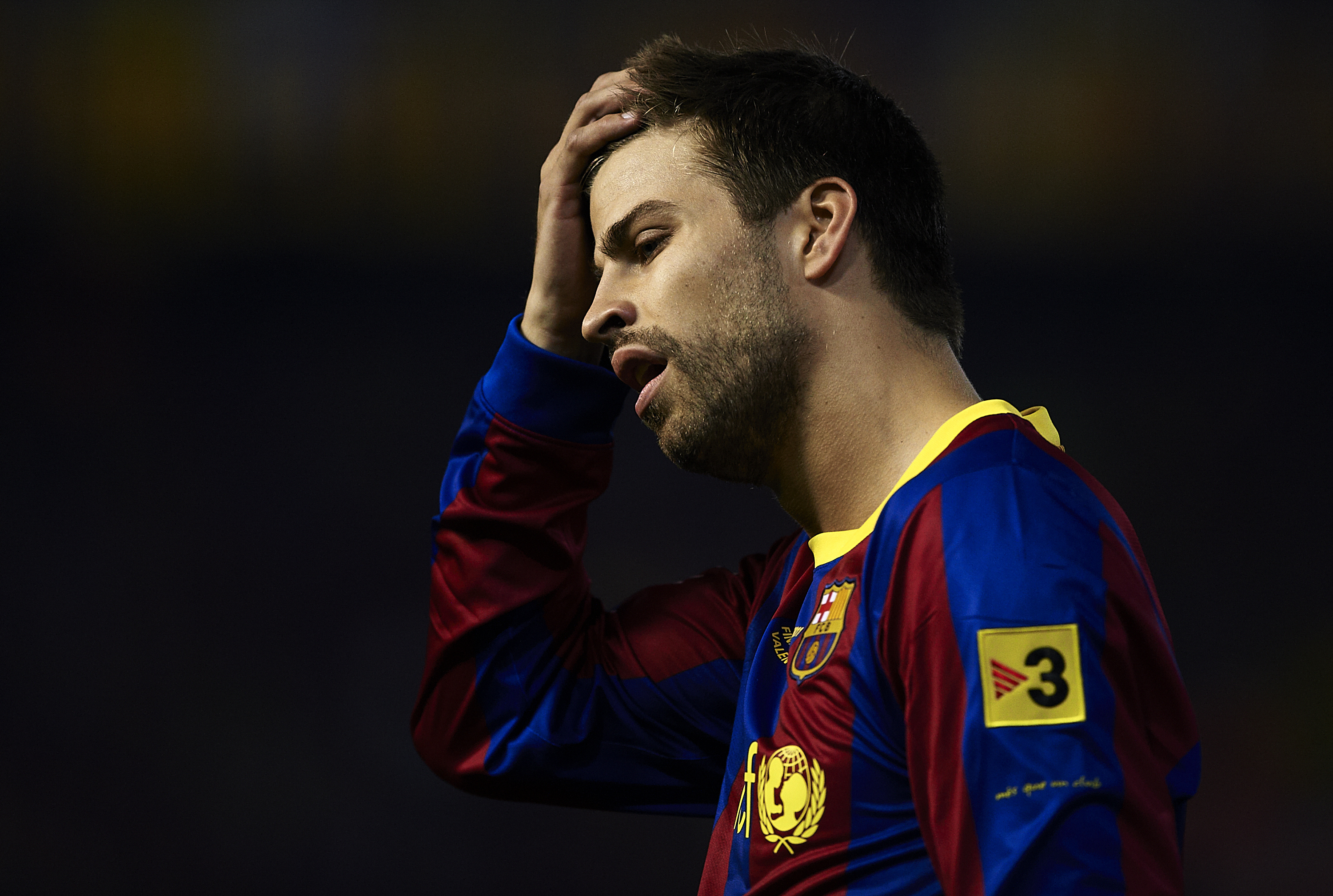 Gerard Piqué, del Barcelona, gesticula durante el partido de la final de la Copa del Rey entre el Real Madrid y el Barcelona en el Estadio Mestalla el 20 de abril de 2011 en Valencia, España | Fuente: Getty Images