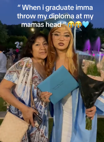 La joven @berebuggg junto a su madre en su graduación | Fuente/TikTok/berebuggg