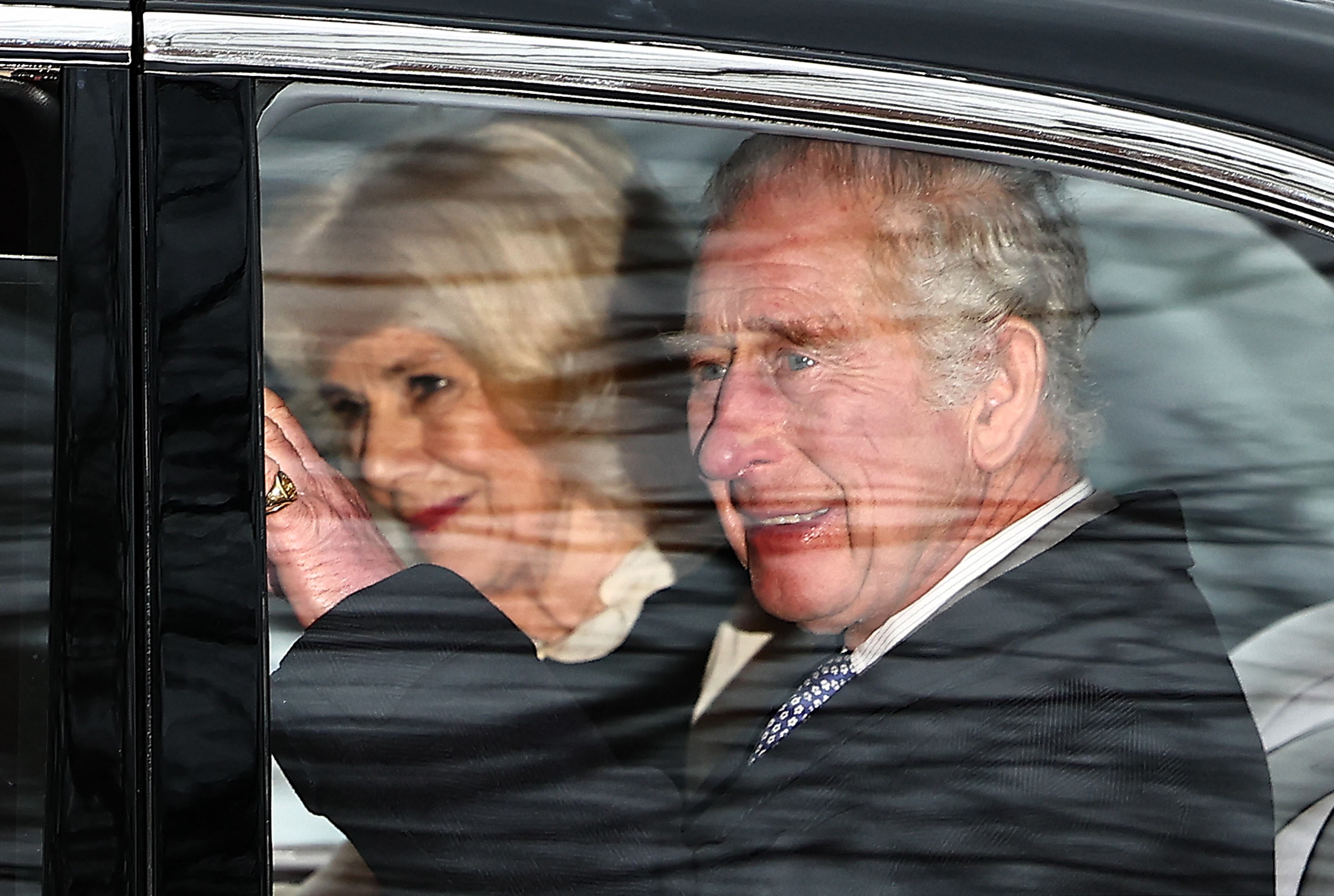 Rey Charles III y la reina Camilla a su salida de Clarence House en Londres el 6 de febrero de 2024 | Foto: Getty Images
