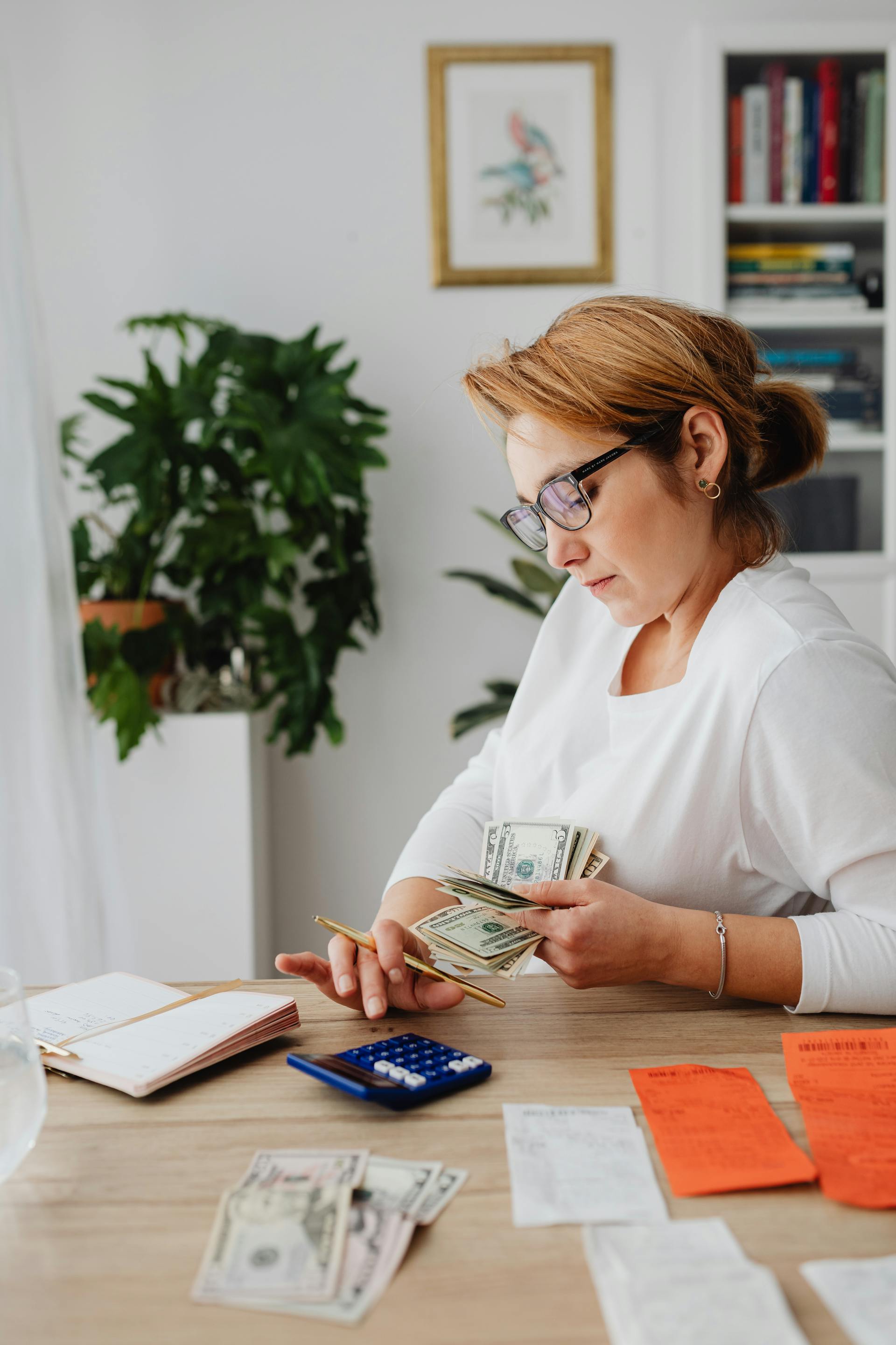 Una mujer contando dinero | Fuente: Pexels