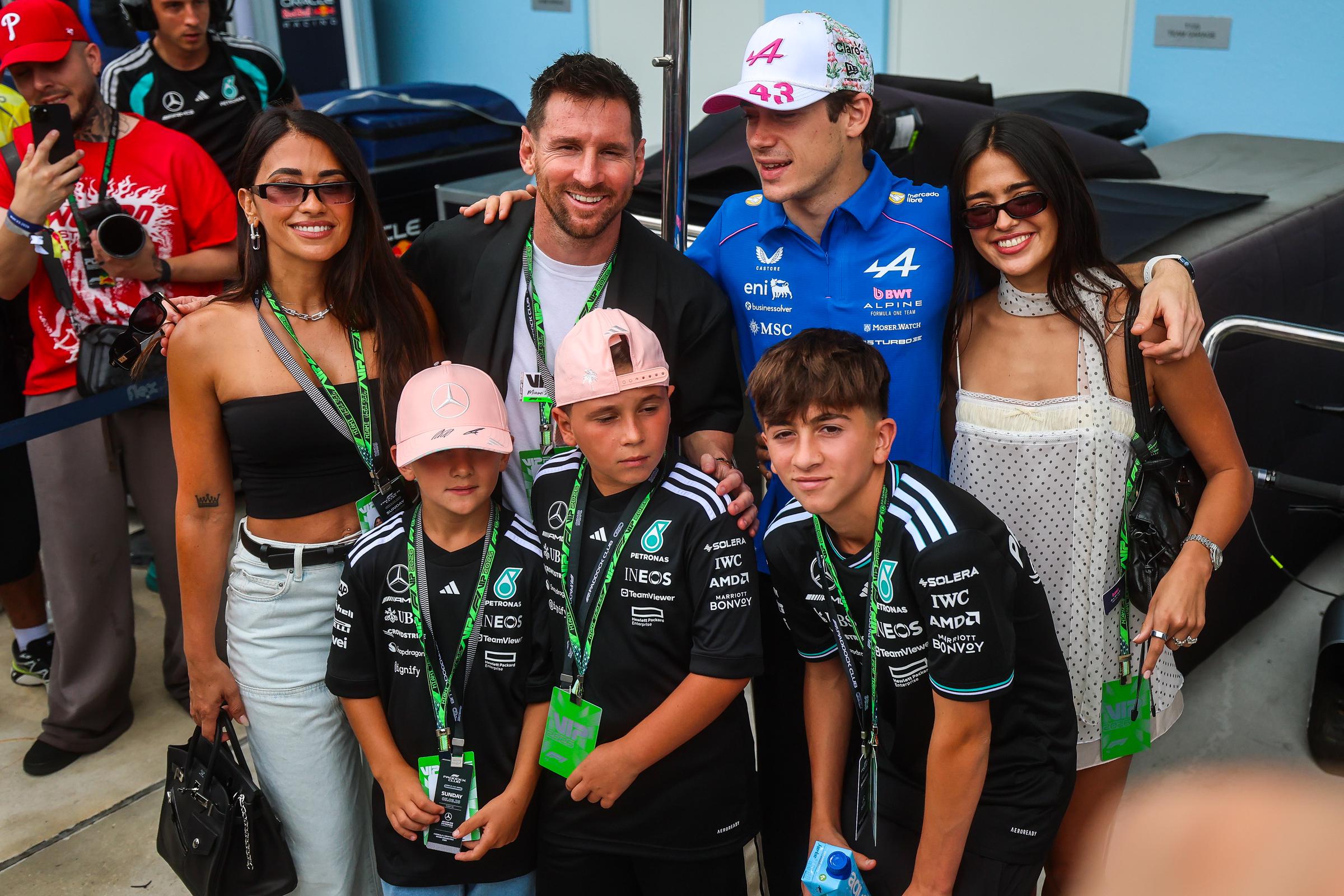 Franco Colapinto, argentino y miembro del equipo Alpine F1, posa para una foto con la modelo Maia Reficco, el futbolista profesional Lionel Messi y su familia durante el Gran Premio de Miami de Fórmula 1 en el Autódromo Internacional de Miami el 3 de mayo de 2026 en Miami, Estados Unidos. | Fuente: Getty Images