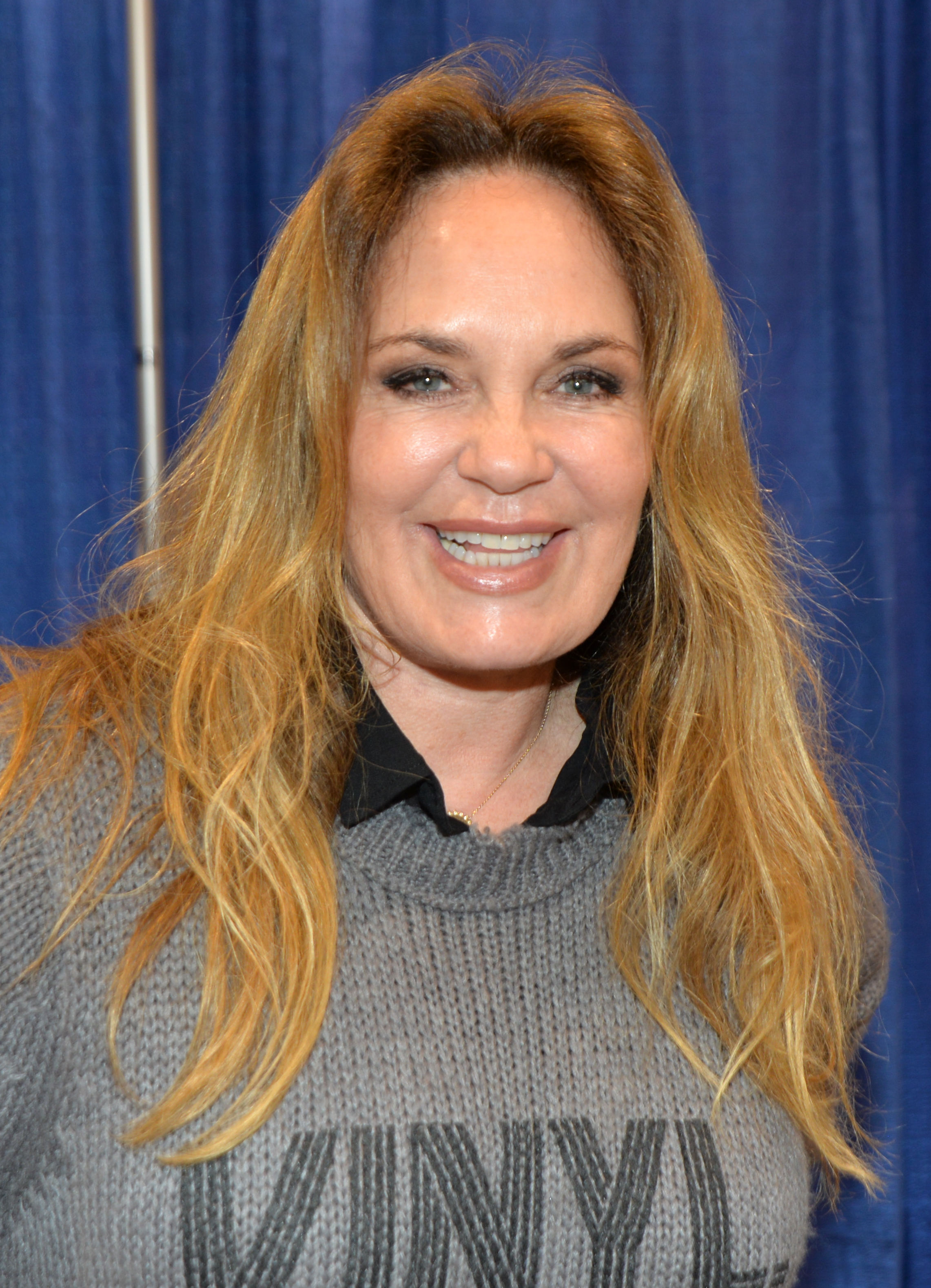 Catherine Bach en la NostalgiaCon de Anaheim, California, el 29 de septiembre de 2019. | Fuente: Getty Images