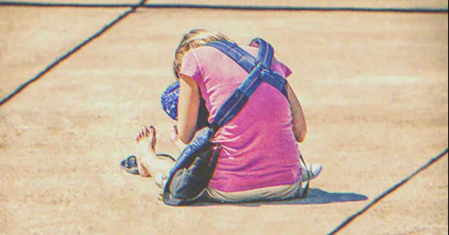 Una mujer en la calle con un niño | Foto: Shutterstock