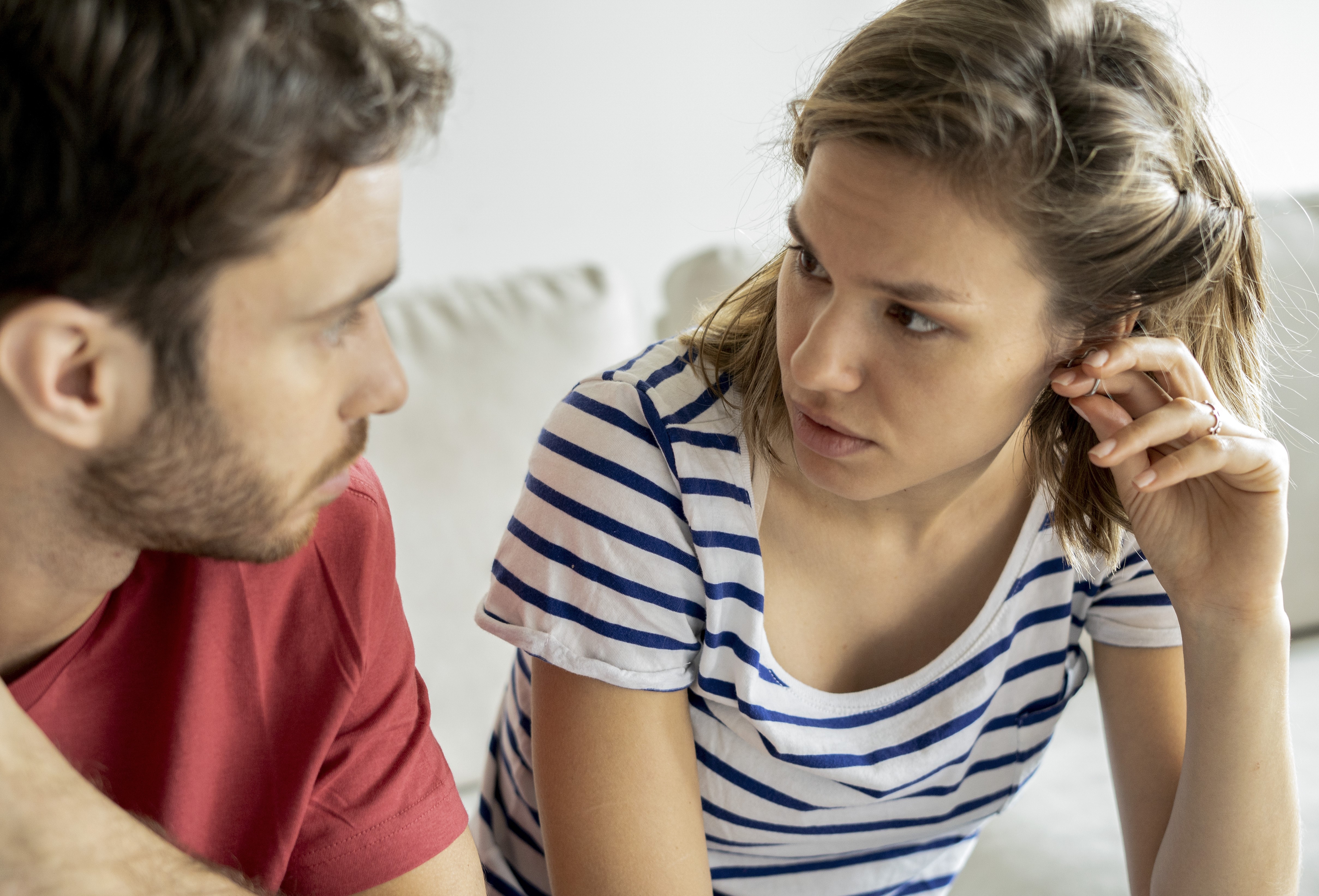 La joven pareja hablando | Foto: Getty Images