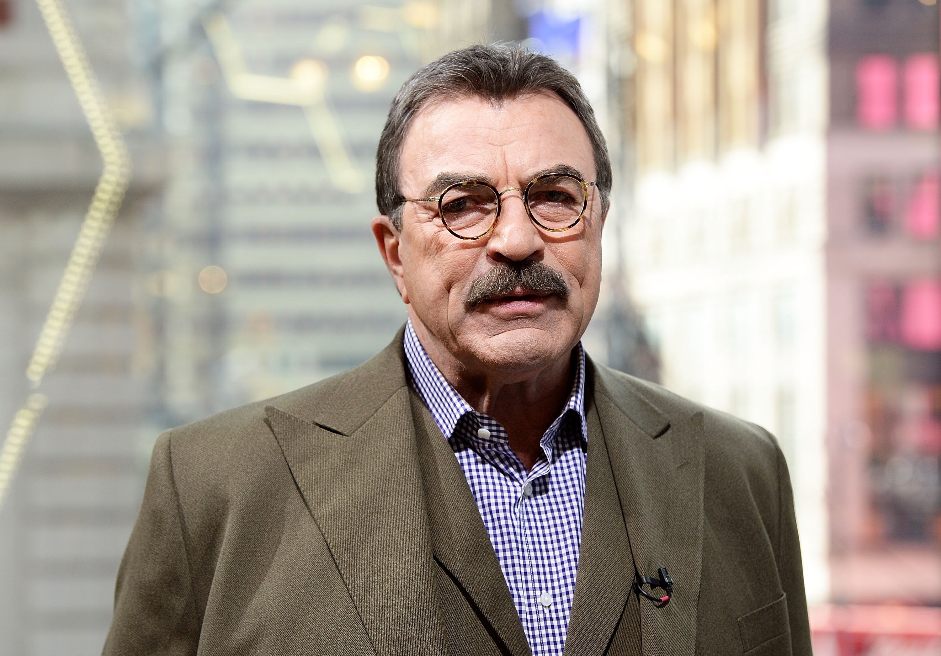 Tom Selleck visitó "Extra" en H&M Times Square, el 15 de octubre de 2015 en Nueva York. | Foto: Getty Images