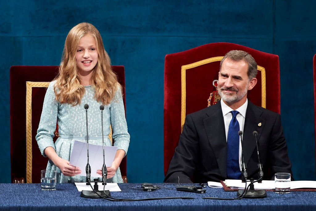 La Princesa Leonor y el rey Felipe VI en la ceremonia de entrega de los Premios Princesa de Asturias el 18 de octubre de 2019 en Oviedo, España. | Foto: Getty Images