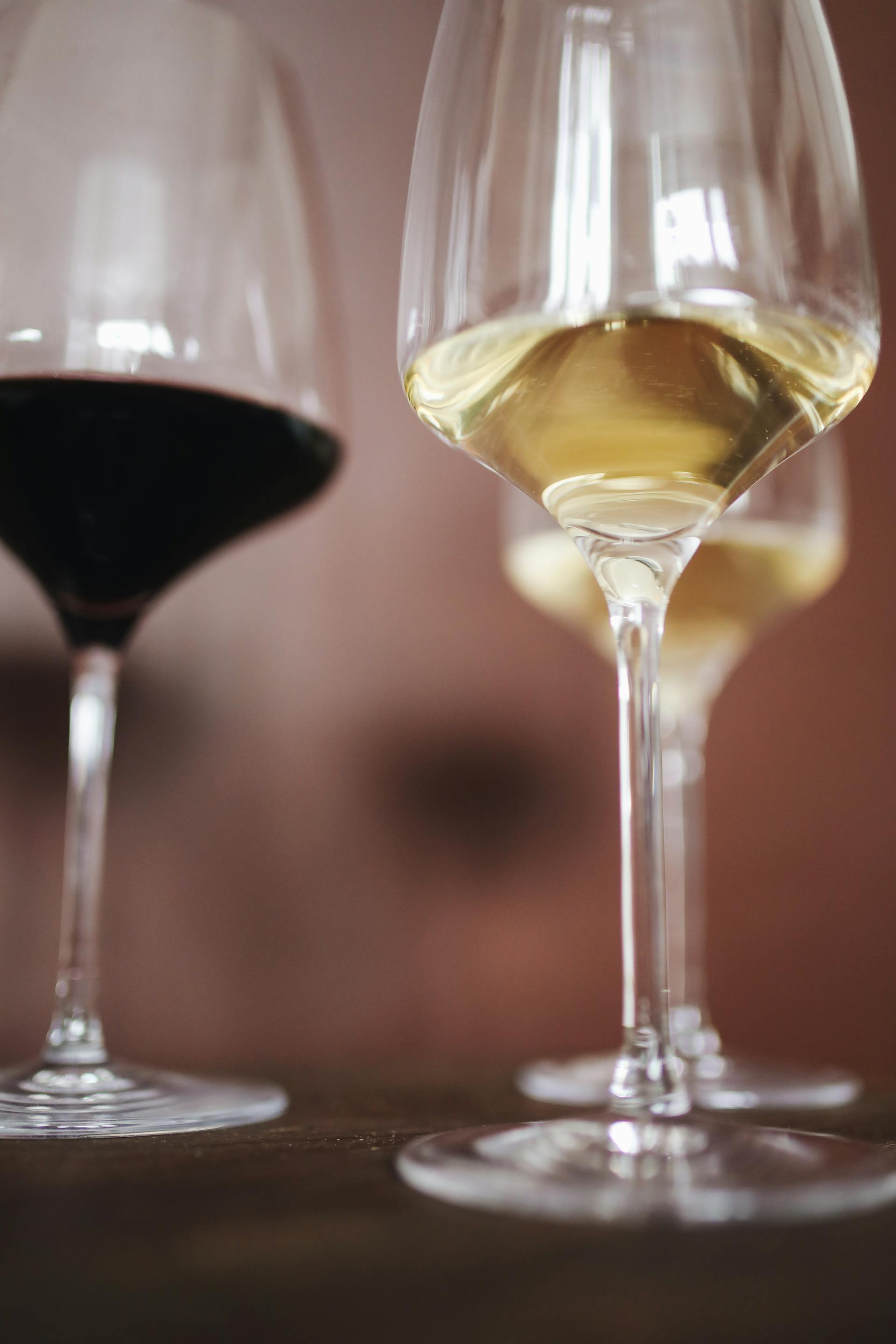 Copas de vino sobre una mesa | Fuente: Pexels