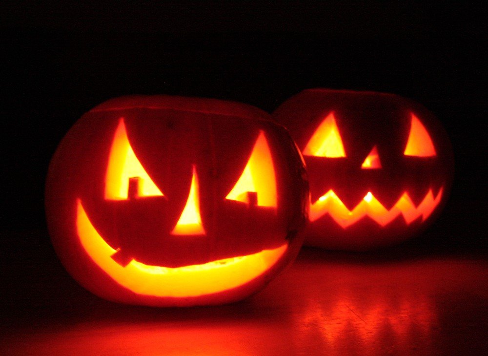 Dos calabazas decoradas para Halloween. | Imagen: Flickr