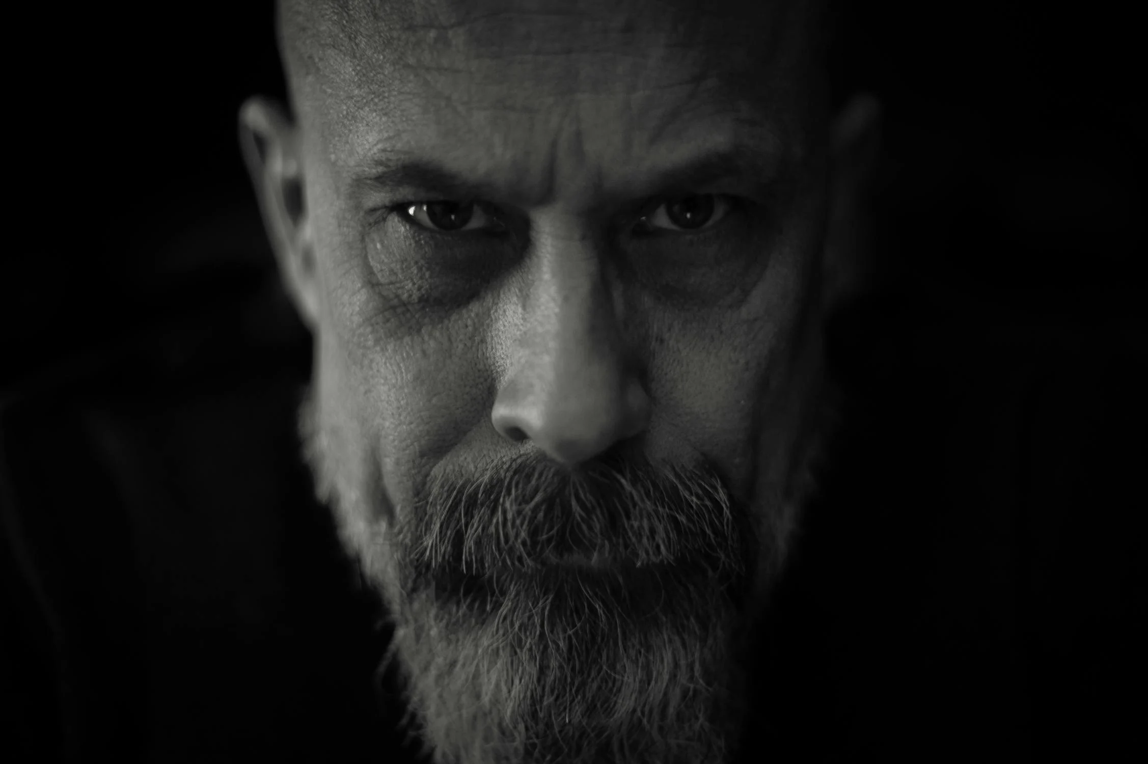 Un hombre de aspecto serio | Fuente: Pexels