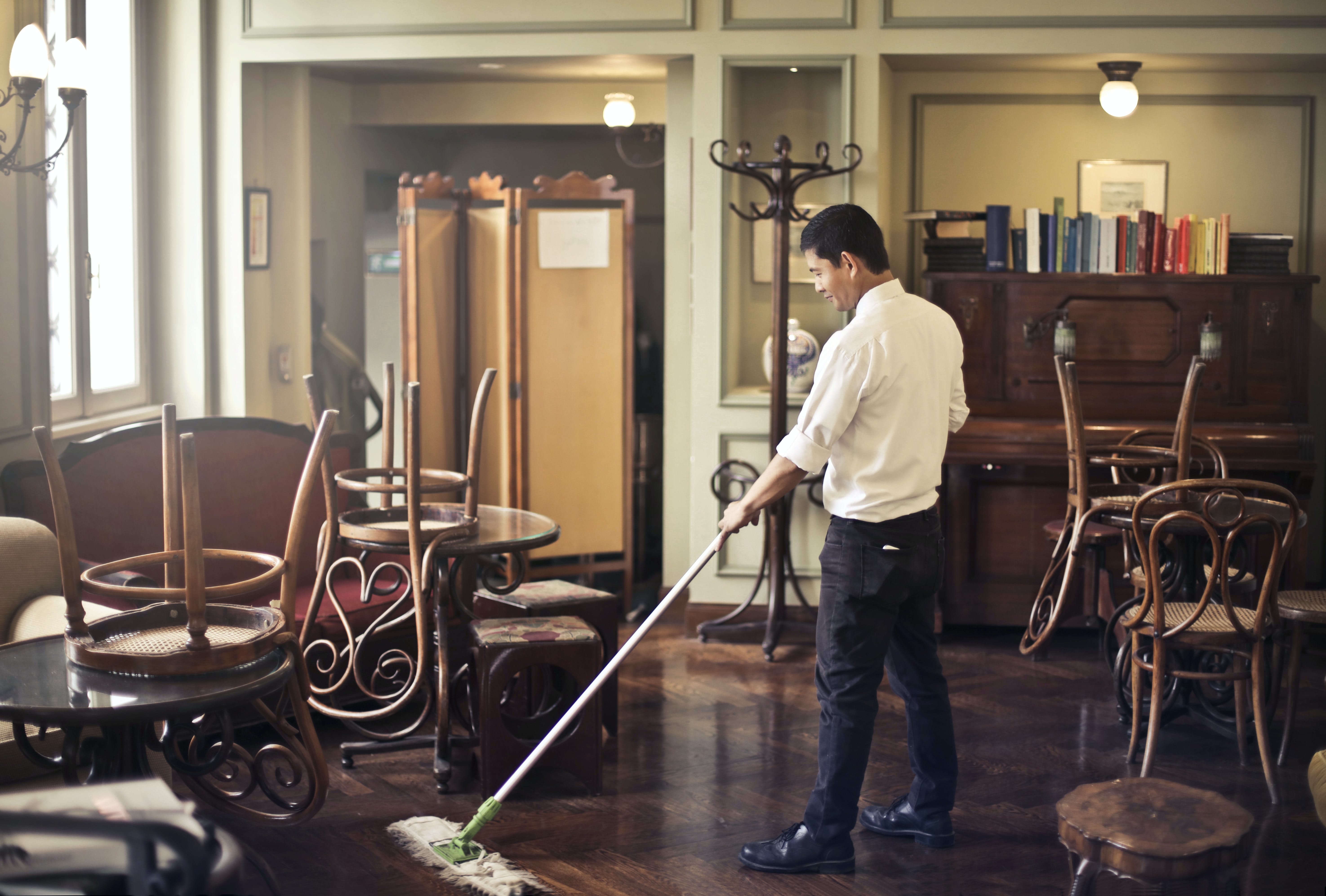 Un trabajador de un restaurante limpiando | Foto: Pexels