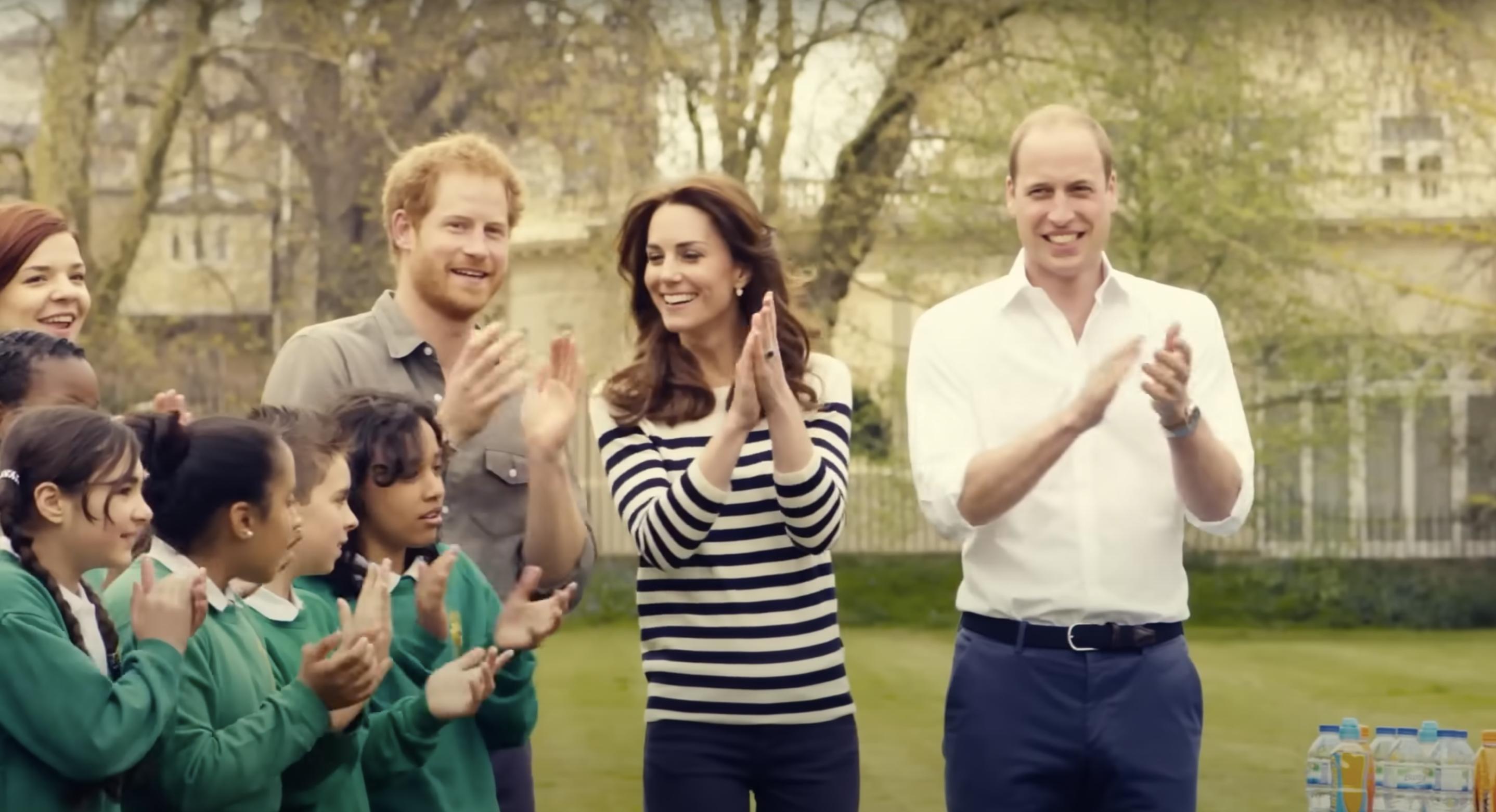 Captura de pantalla del príncipe Harry, Catherine y el príncipe William tomada de un vídeo publicado el 24 de abril de 2016 | Fuente: YouTube/@_Place2Be