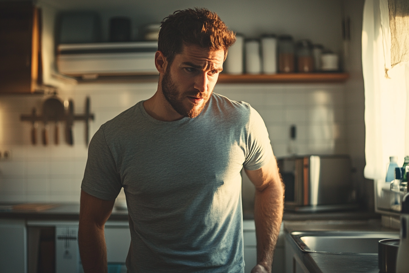 Un hombre de pie en su casa | Fuente: Midjourney