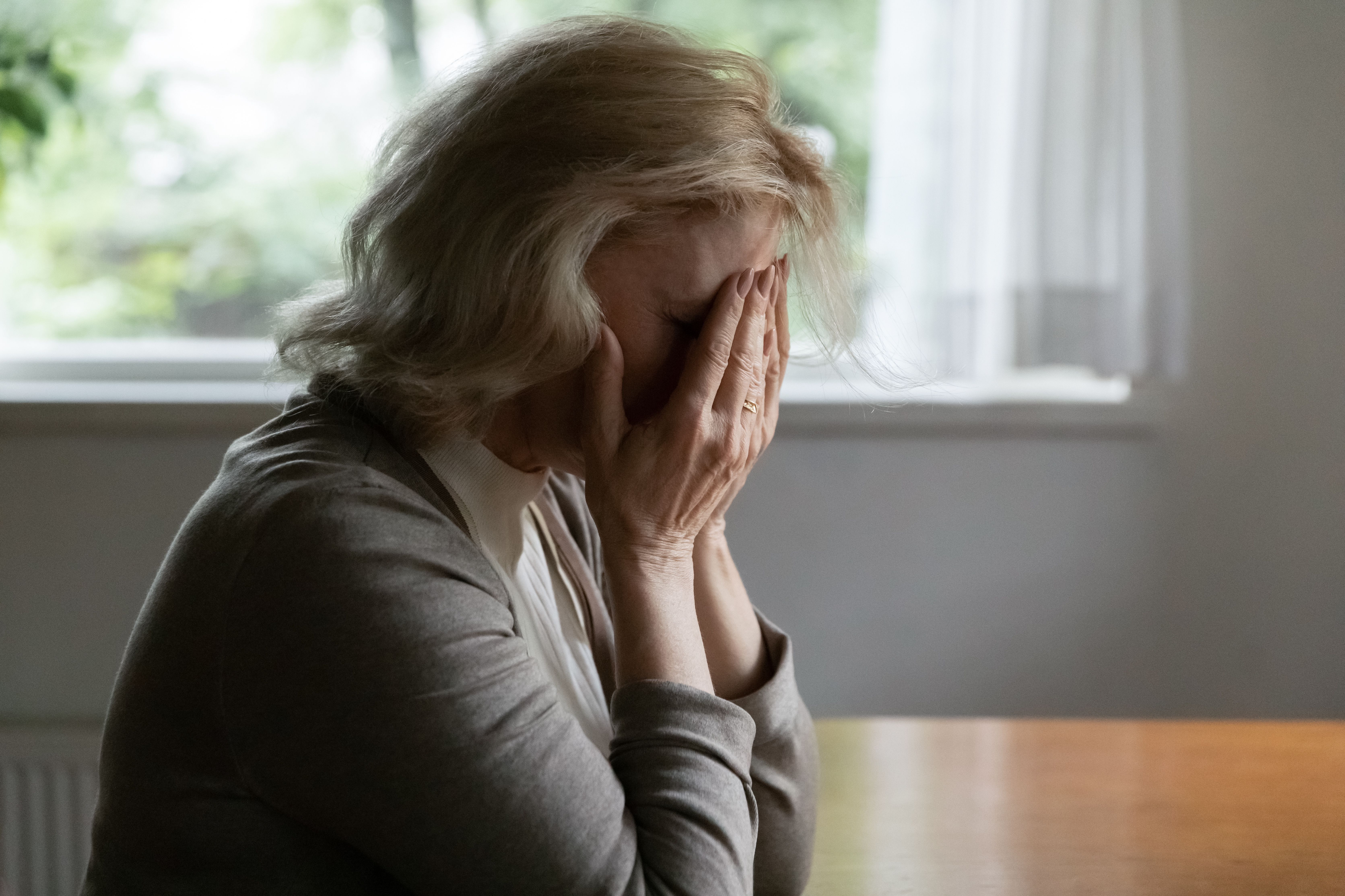 Una anciana con mirada triste | Foto: Shutterstock