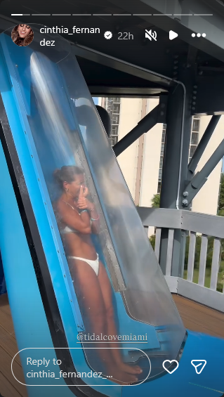 Cinthia Fernández disfrutando durante sus vacaciones en Miami | Fuente: Instagram Stories/cinthia_fernandez_