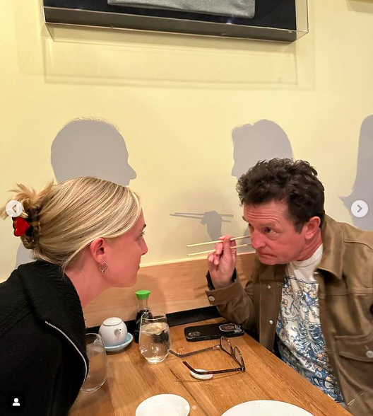 Aquinnah y Michael J. Fox en un restaurante, publicado el 16 de febrero de 2023 | Fuente: Instagram/realmikejfox