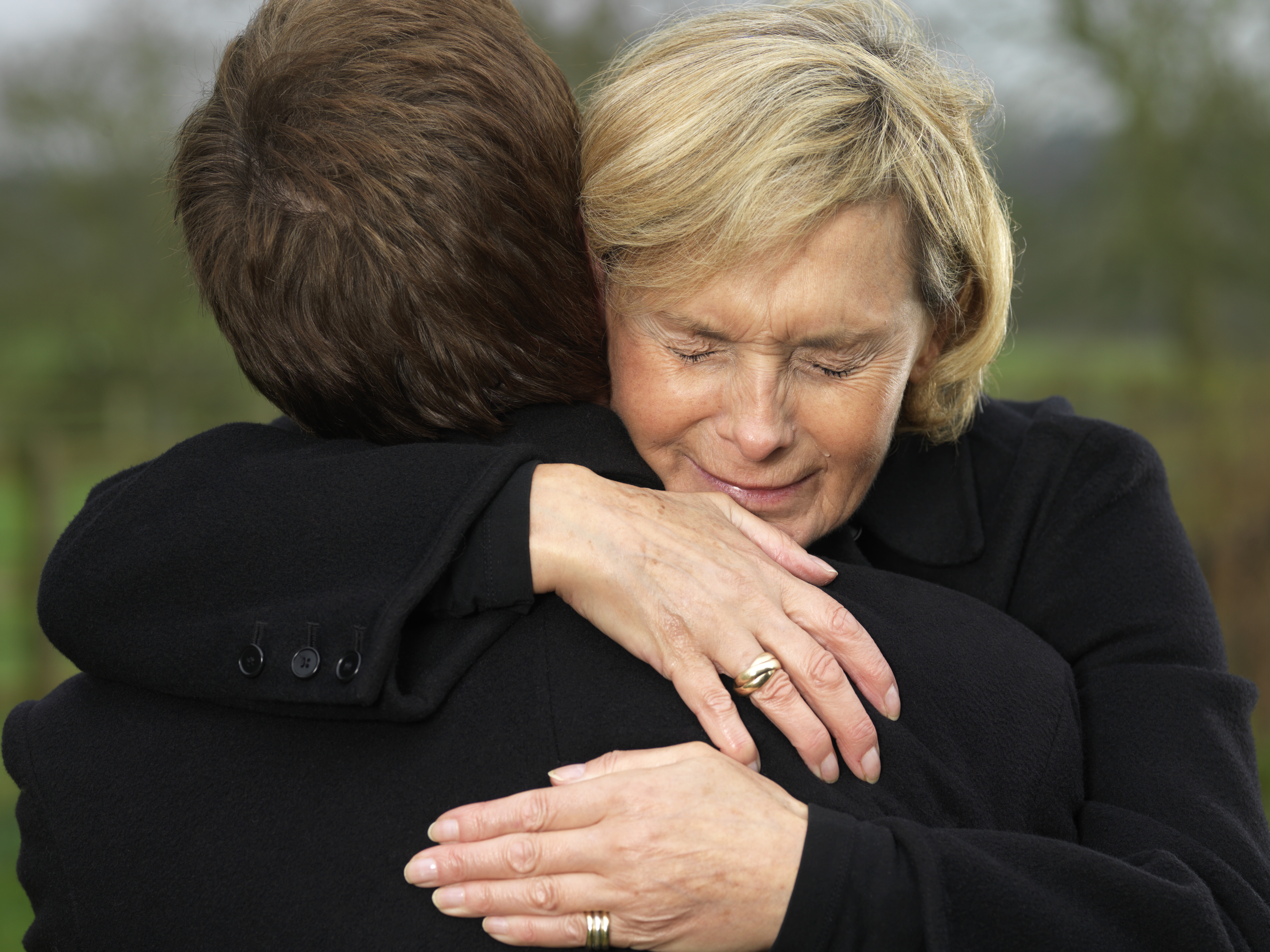 Mujer llorando abraza a un hombre | Foto: Getty Images
