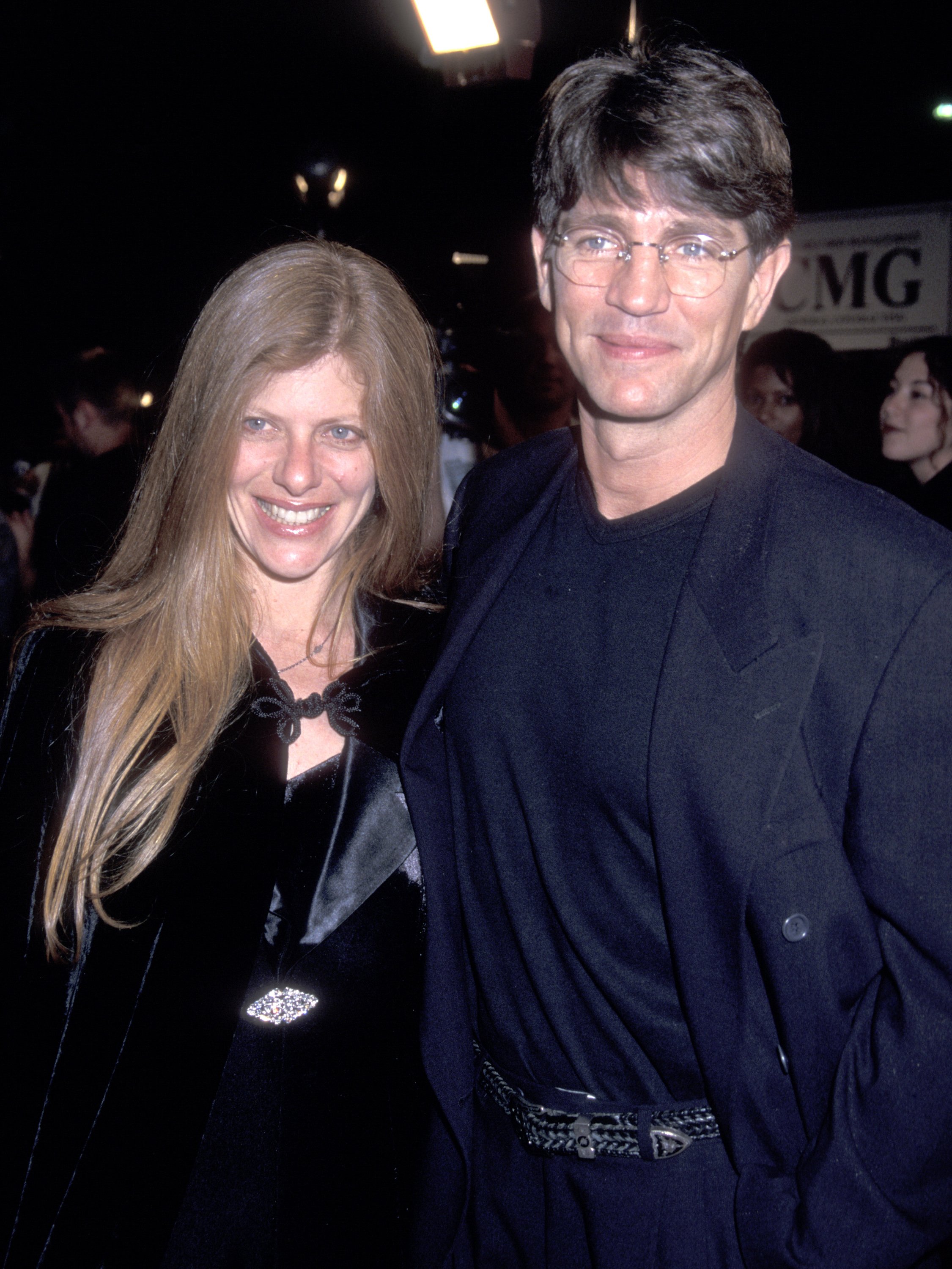 Eric Roberts y su esposa Eliza Roberts en el estreno de 'Analyze This' en Westwood, el 1 de marzo de 1999 en el Mann Village Theatre en Westwood, California. | Foto: Getty Images