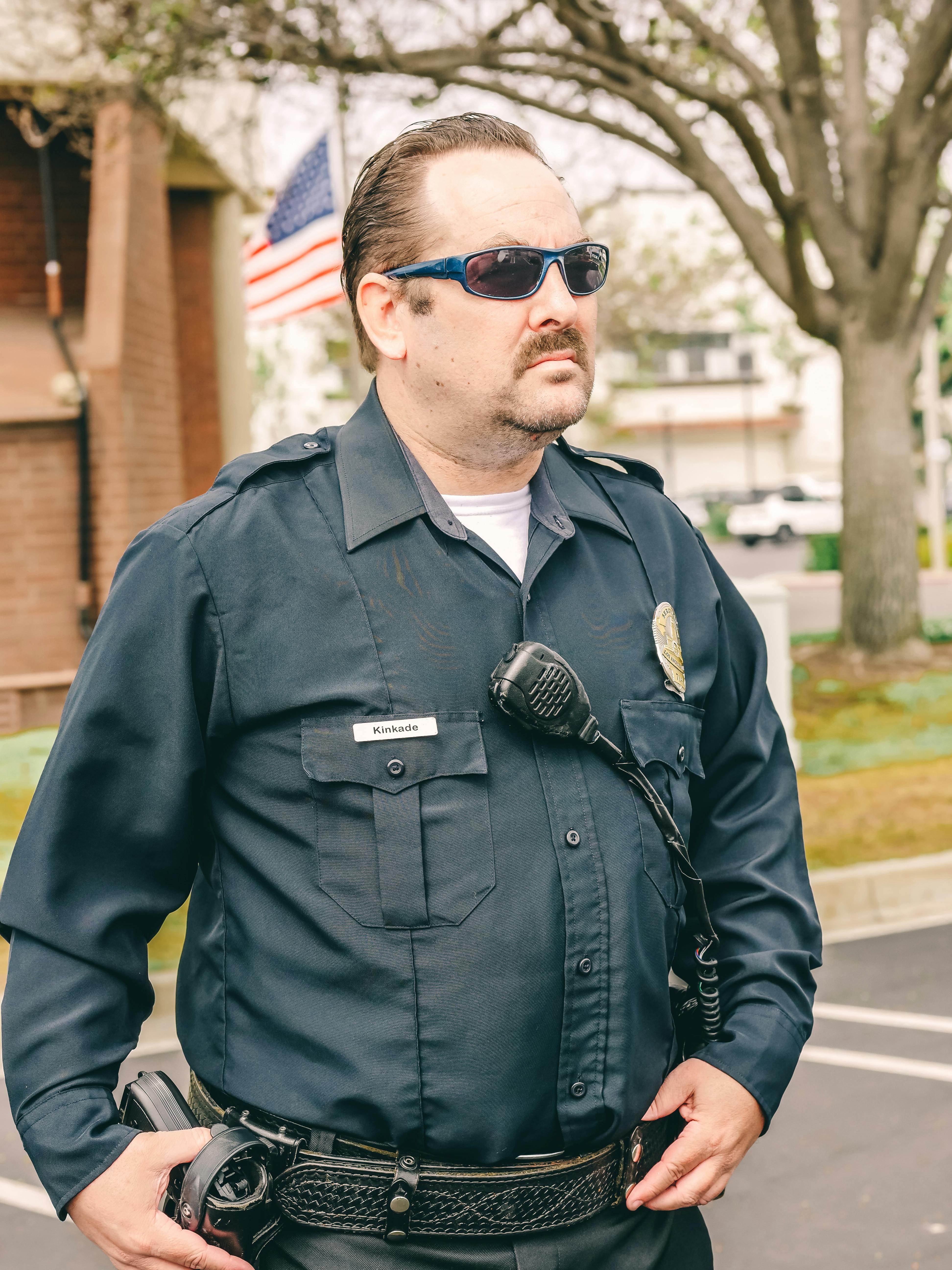 Un policía de aspecto severo | Fuente: Pexels