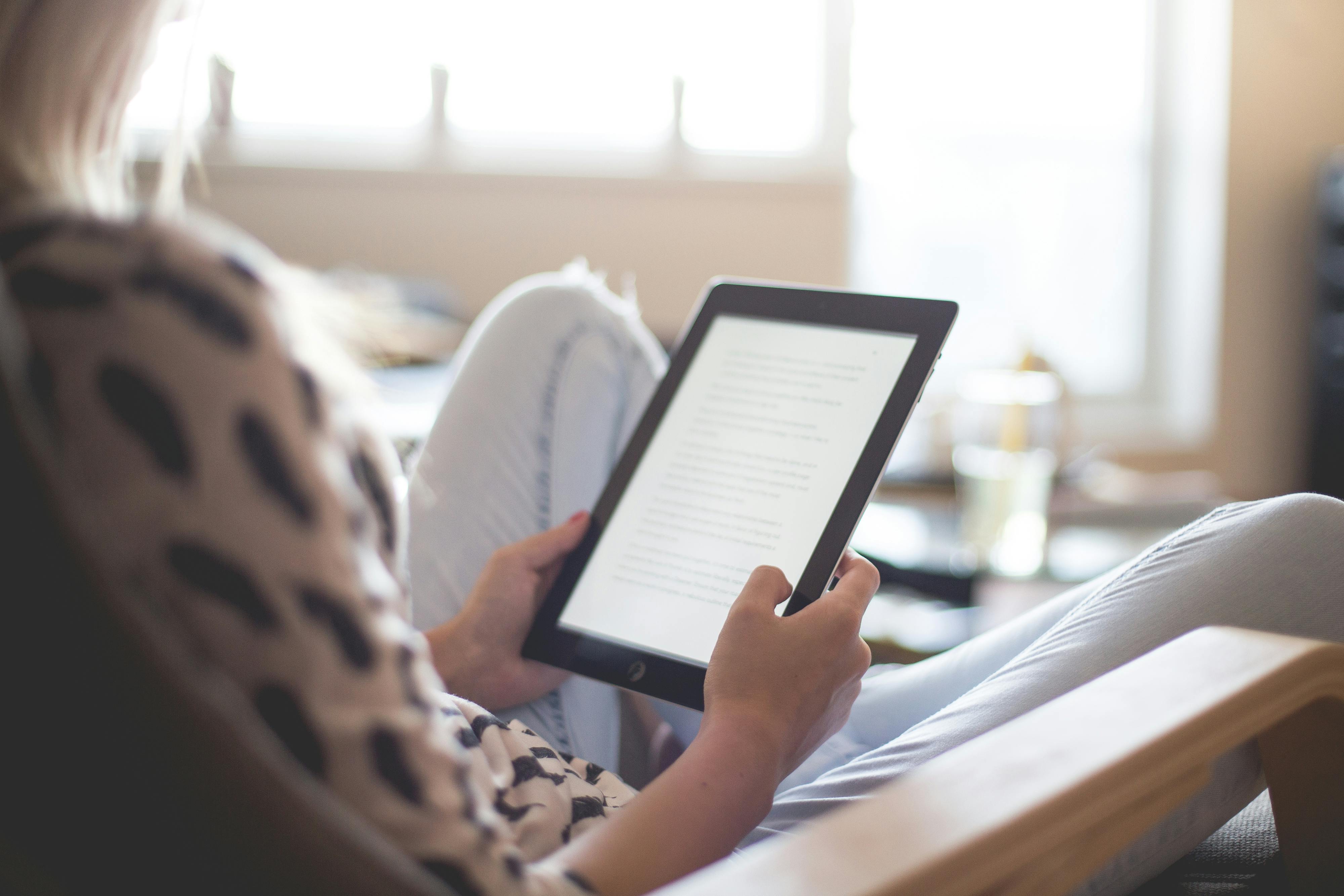 Una mujer leyendo en su iPad | Fuente: Pexels