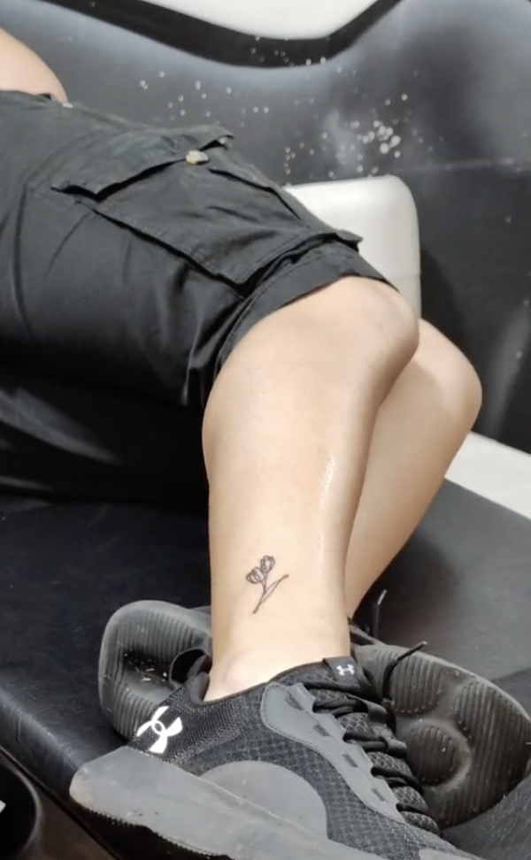 Bisnieto de Guada Kelly haciéndose un tatuaje en un vídeo de TikTok en 2023 | Foto: tiktok.com/@guada.kelly