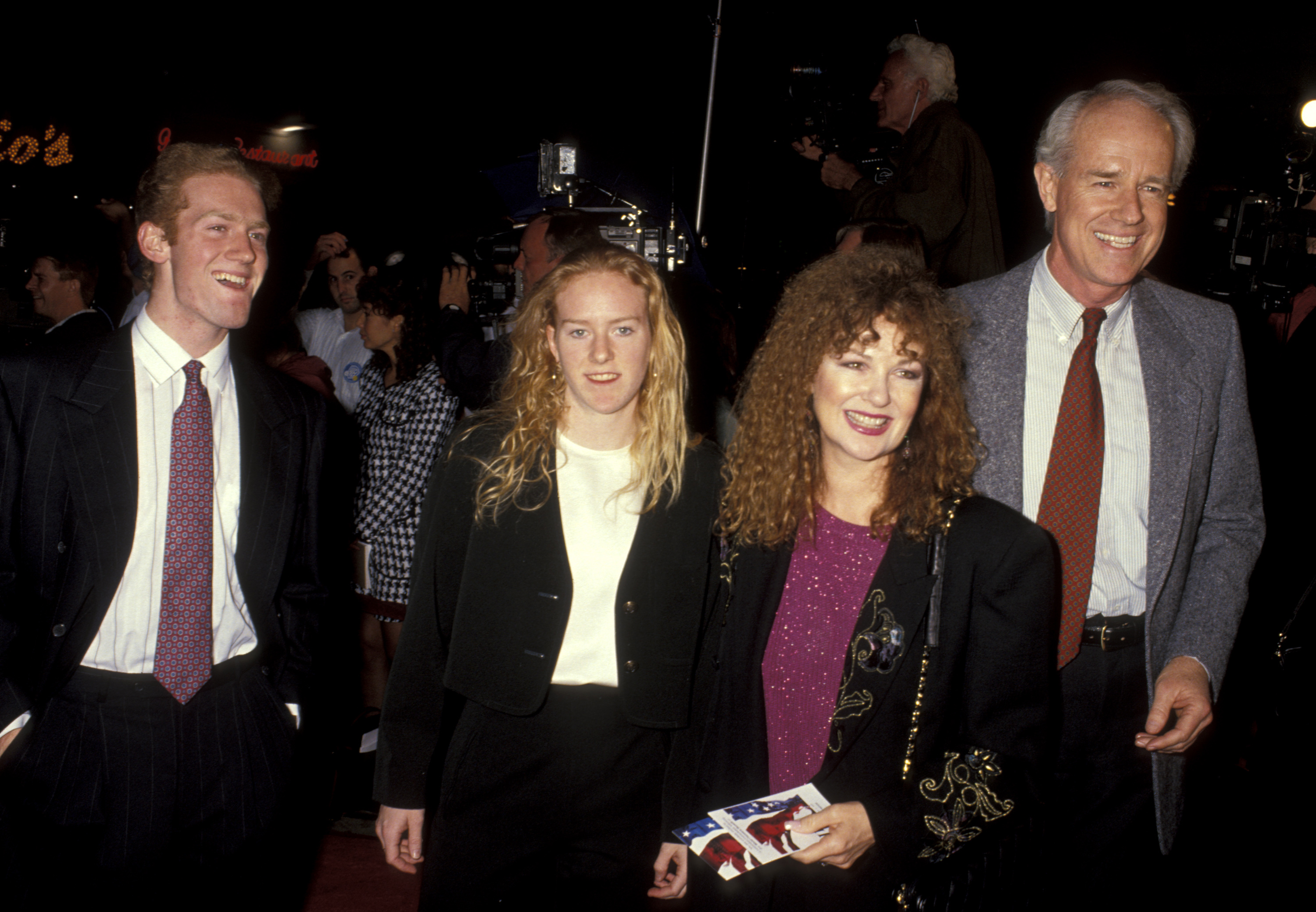 Shelly Fabares, Mike Farrell y sus hijos, Michael y Erin durante el estreno mundial de 'JFK' el 17 de diciembre de 1991, en Westwood, California | Fuente: Getty Images