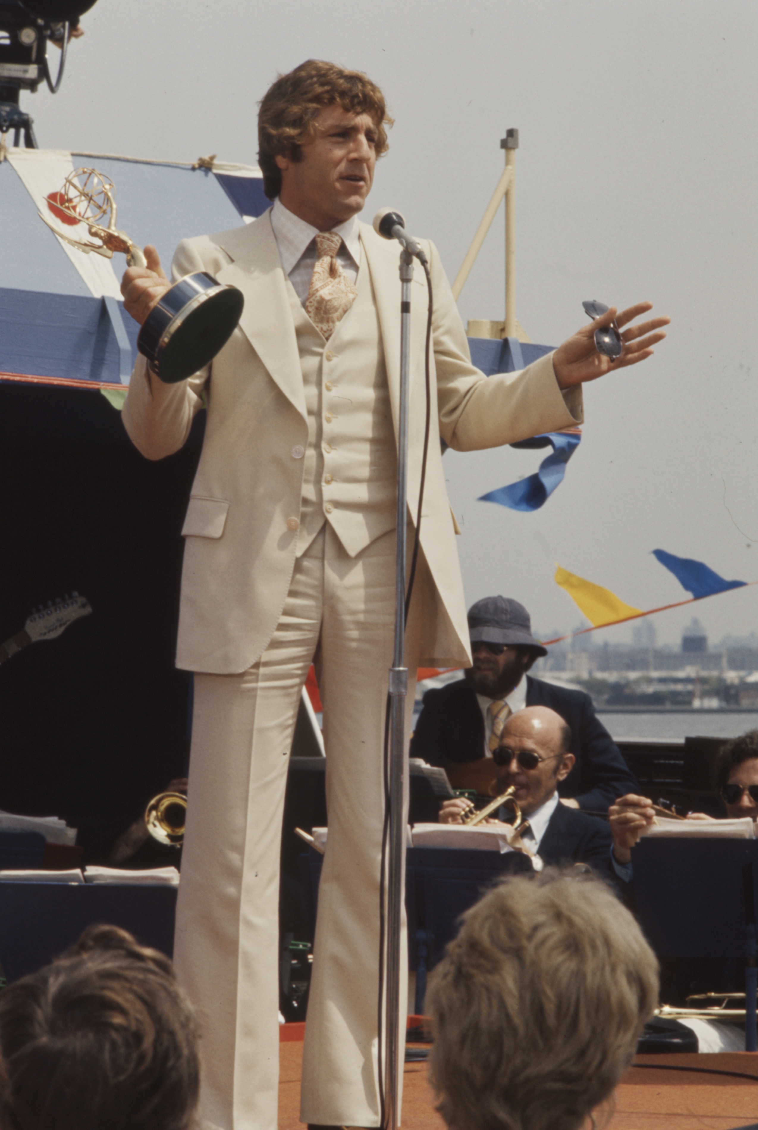 Jay Redack en la 2ª edición de los premios Daytime Emmy en el río Hudson, en Nueva York, el 15 de mayo de 1975 | Fuente: Getty Images