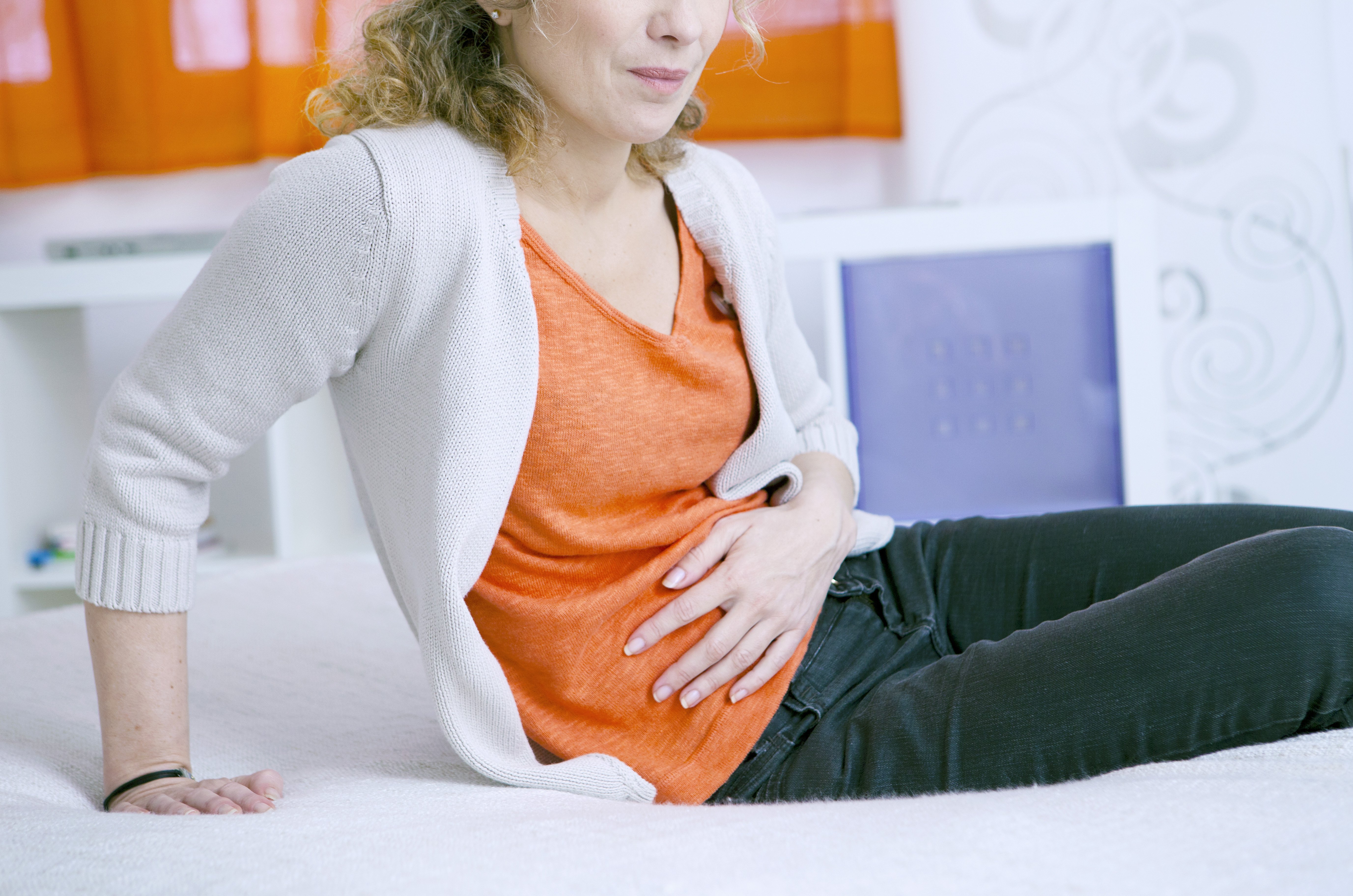 Mujer con dolor en la zona abdominal. | Foto: Shutterstock