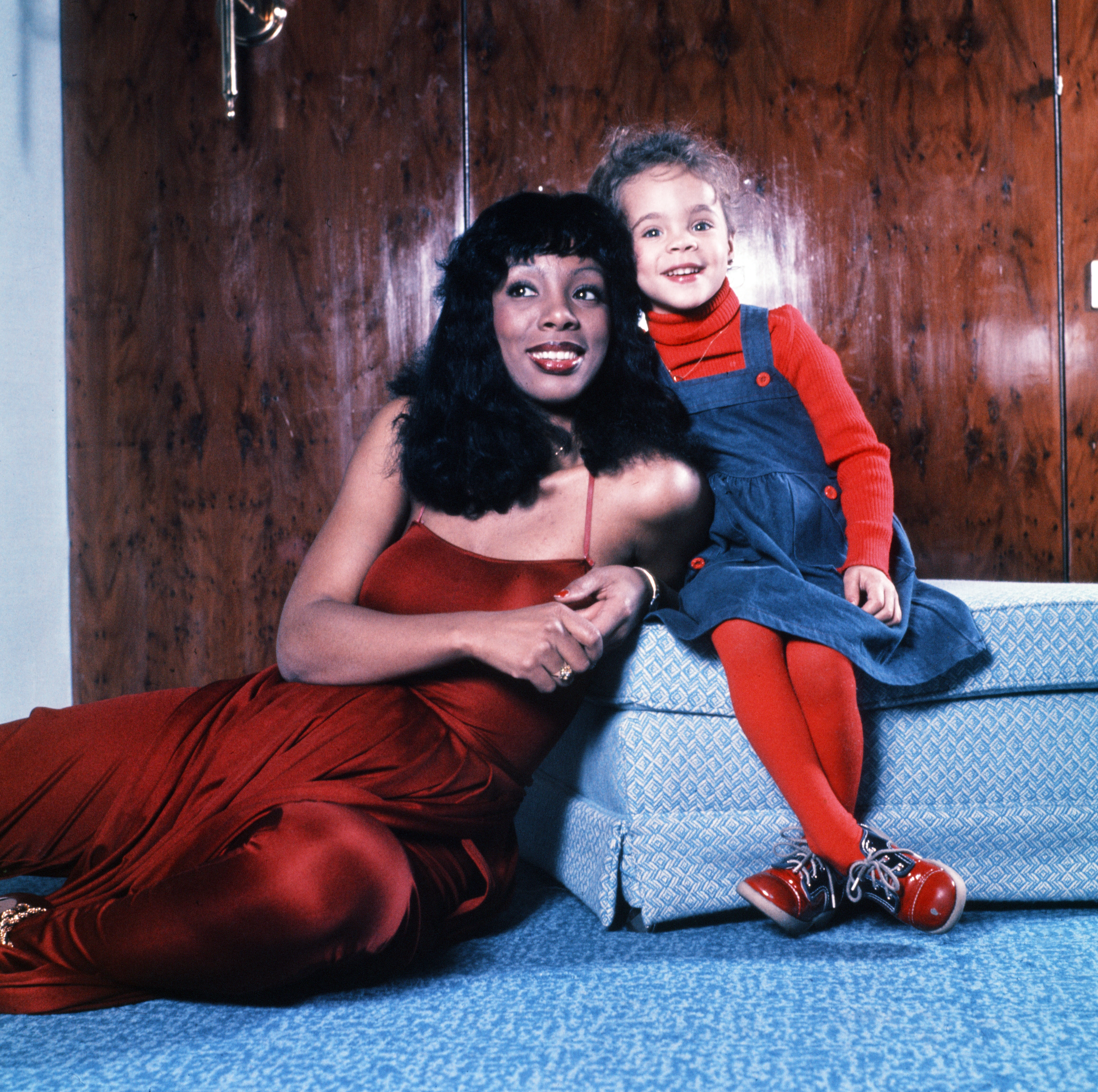 Donna Summer con Mimi Sudano en 1977. | Fuente: Getty Images